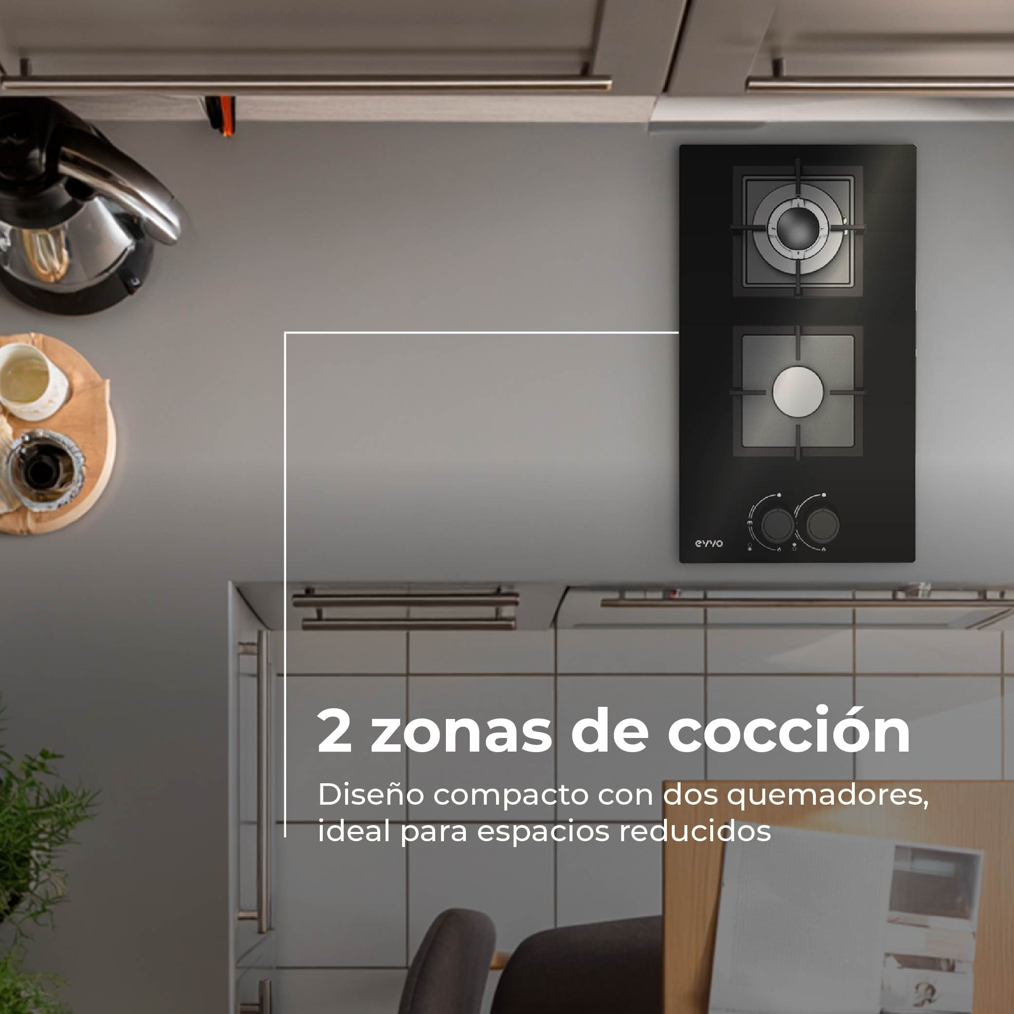 Cocina moderna con vitrocerámica negra, texto en español y bandeja de madera con tazas. En el fondo, armarios.
