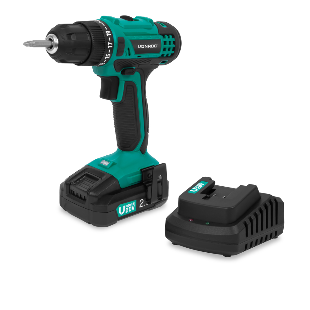 Een groene en zwarte snoerloze boor met een batterij en oplader op een witte ondergrond. De merknaam is VONROC.