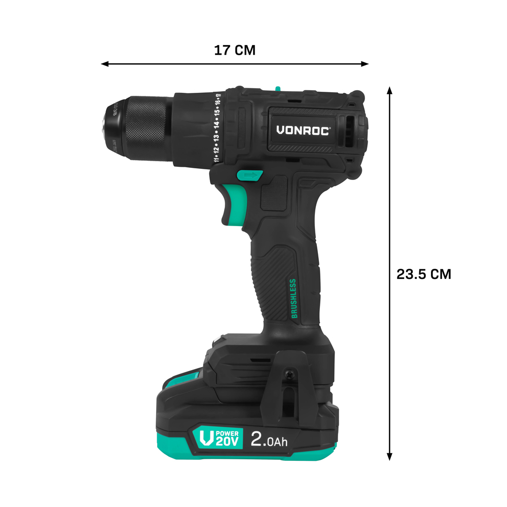 Een zwart-groene Vonroc accuschroefboormachine. Hij is 17 cm lang en 23,5 cm hoog. De boor heeft een batterij van 2,0 Ah.