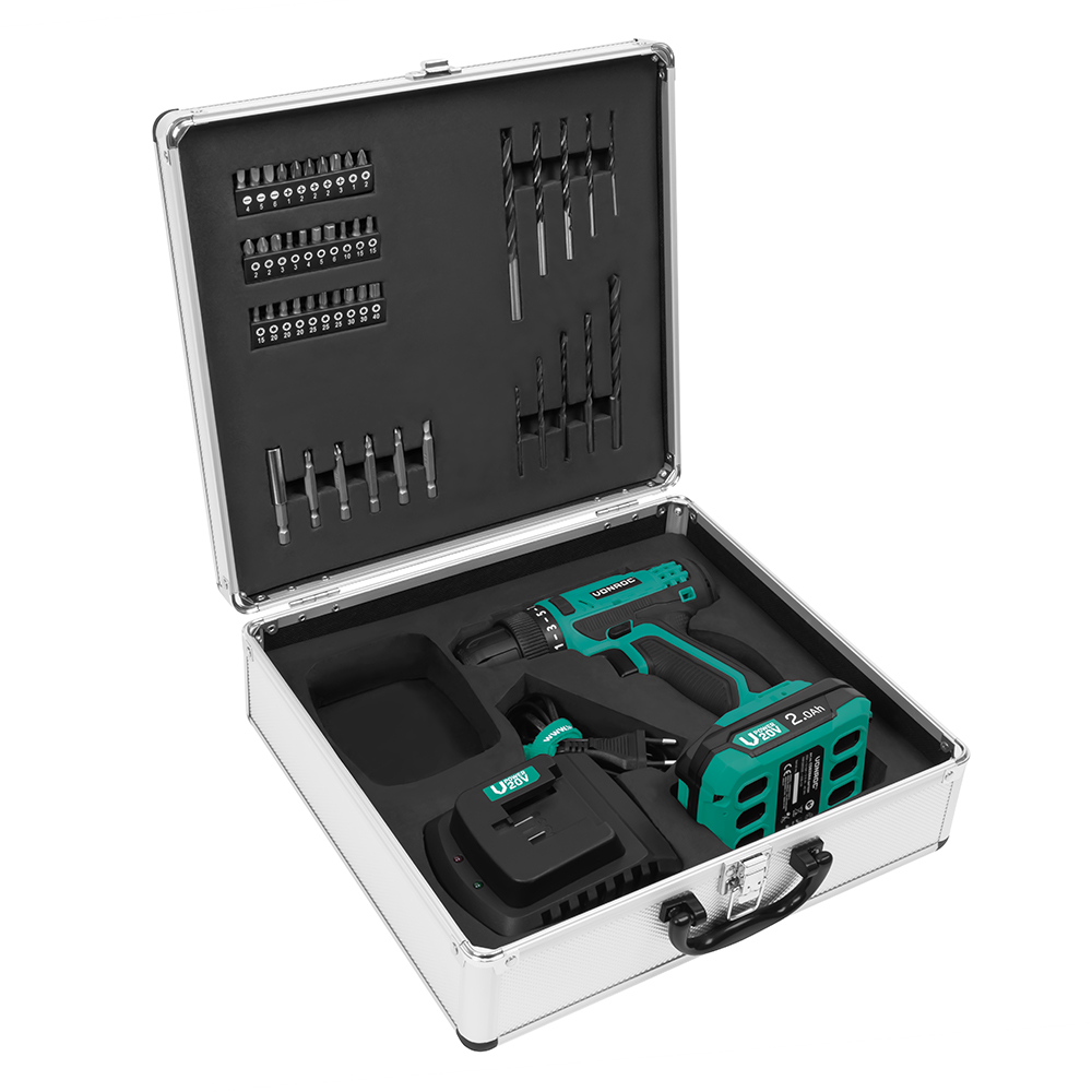 Open metalen koffer met boor, bits en accessoires. Een groen-zwarte boor, accu en oplader zijn zichtbaar.
