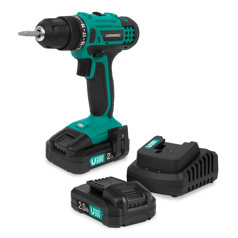 Een snoerloze boor met twee batterijen en een oplader. De boor is blauwgroen en zwart. De batterijen en de oplader zijn zwart.