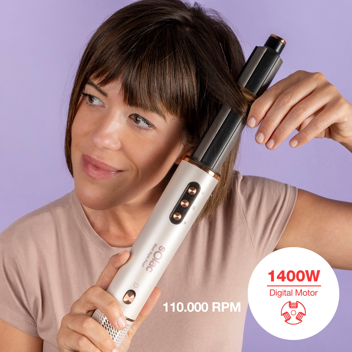 Una mujer usa un rizador. Sostiene el dispositivo con cabello castaño enrollado. Fondo morado, texto que indica 1400W Digital Motor.