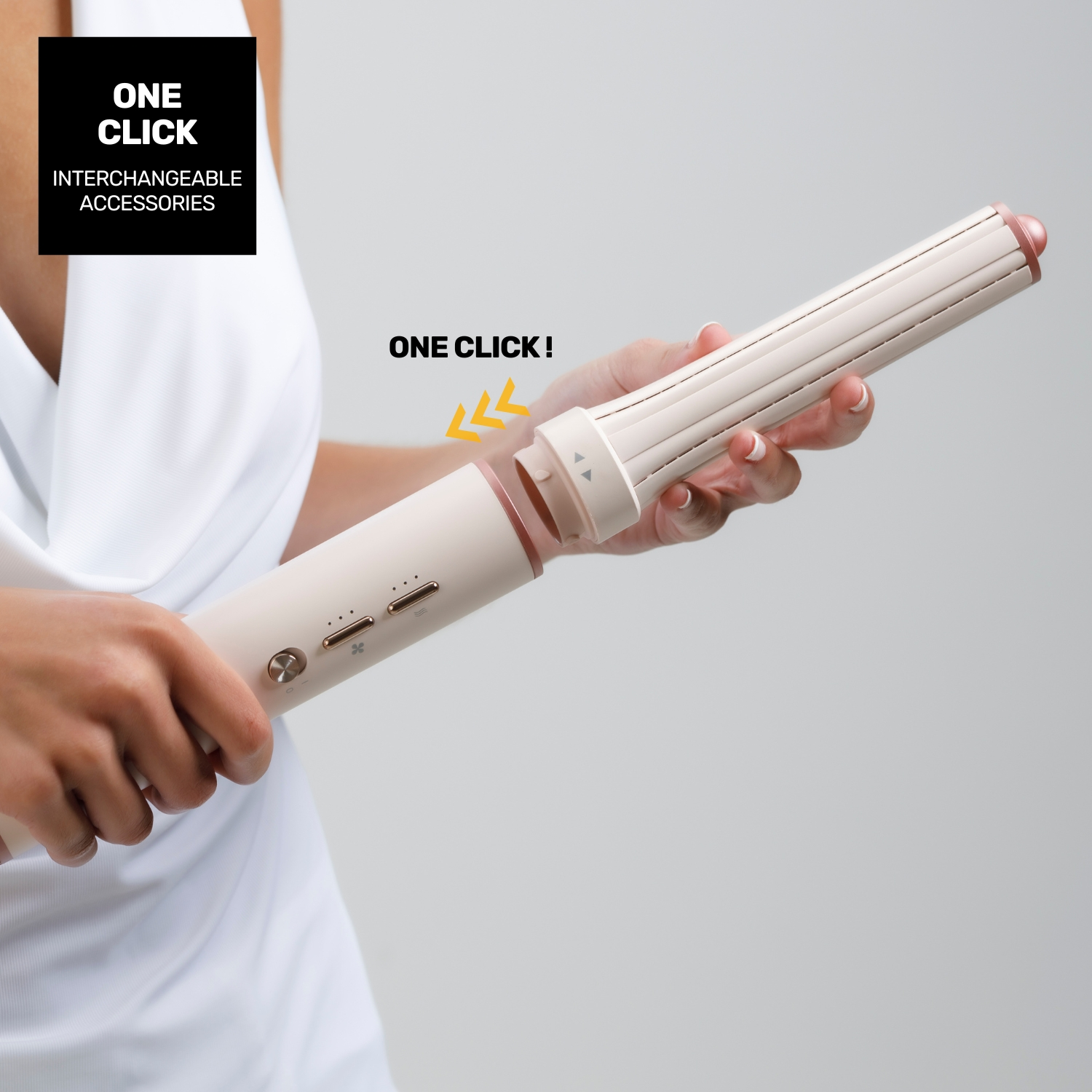 Una persona tiene in mano un arricciacapelli beige e oro rosa. 'ONE CLICK' e 'INTERCHANGEABLE ACCESSORIES' sono nell'immagine.