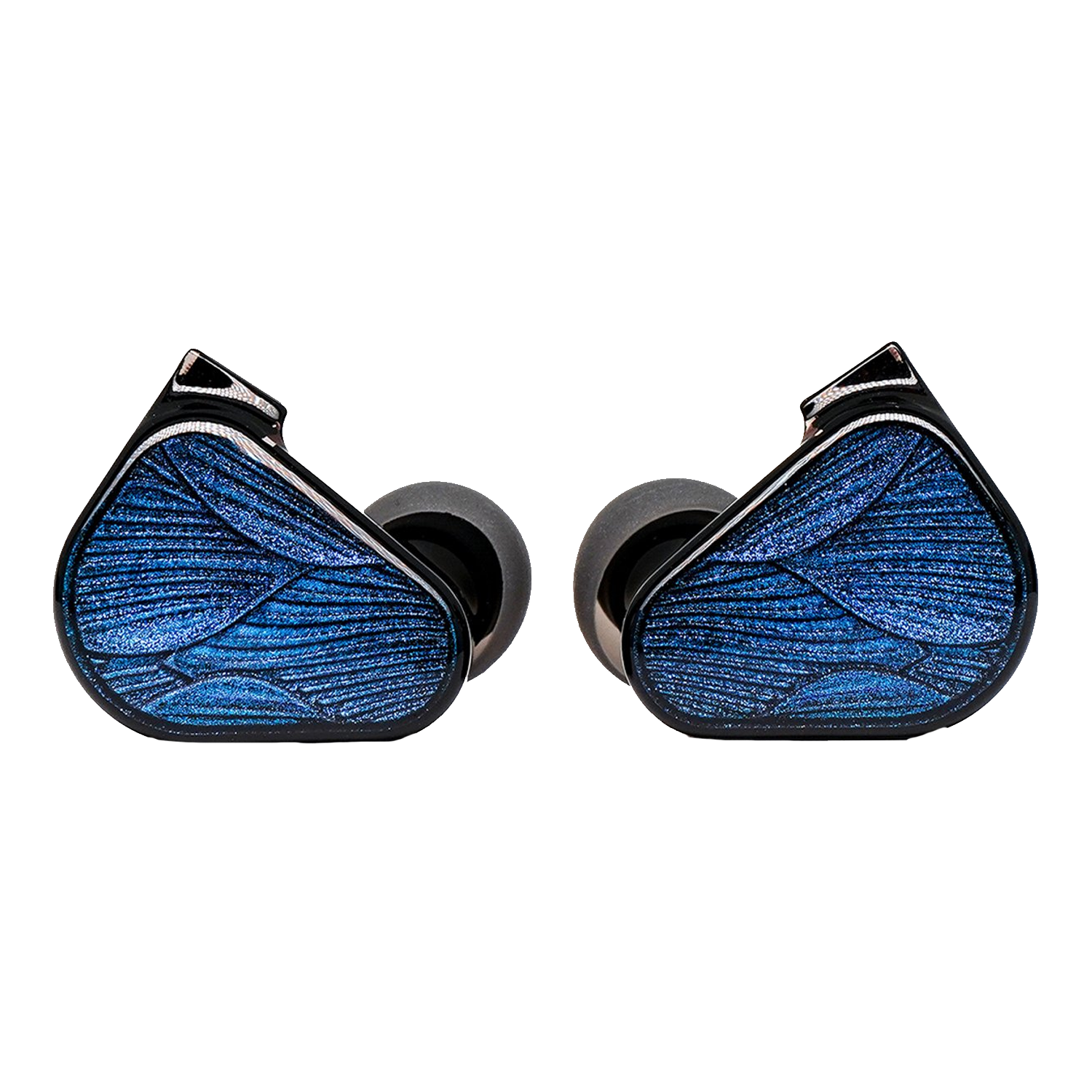 Zwei In-Ear-Kopfhörer. Sie sind schwarz und blau mit einer glänzenden blauen Oberfläche. Die Ohrstöpsel sind grau, der Hintergrund ist weiß.