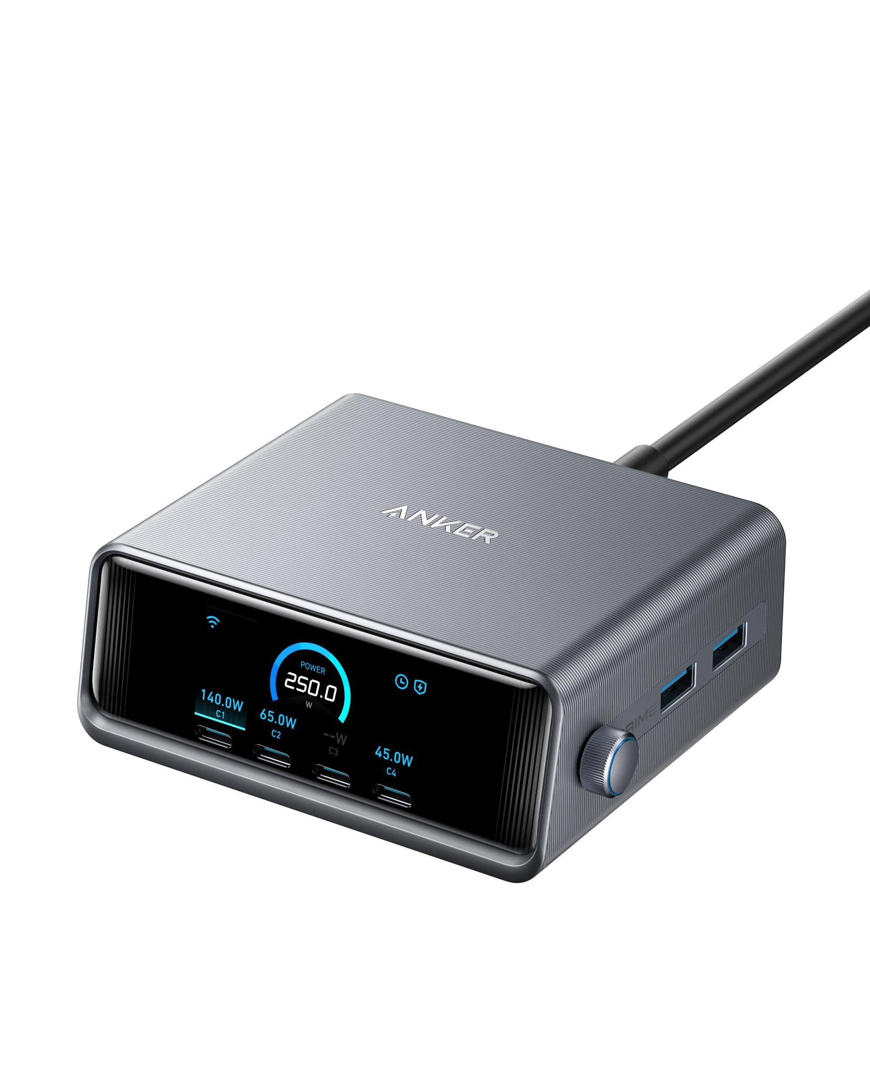 Szara stacja dokująca Anker z wyświetlaczem. Pokazuje odczyty mocy. Ma porty USB, pokrętło i czarny kabel.