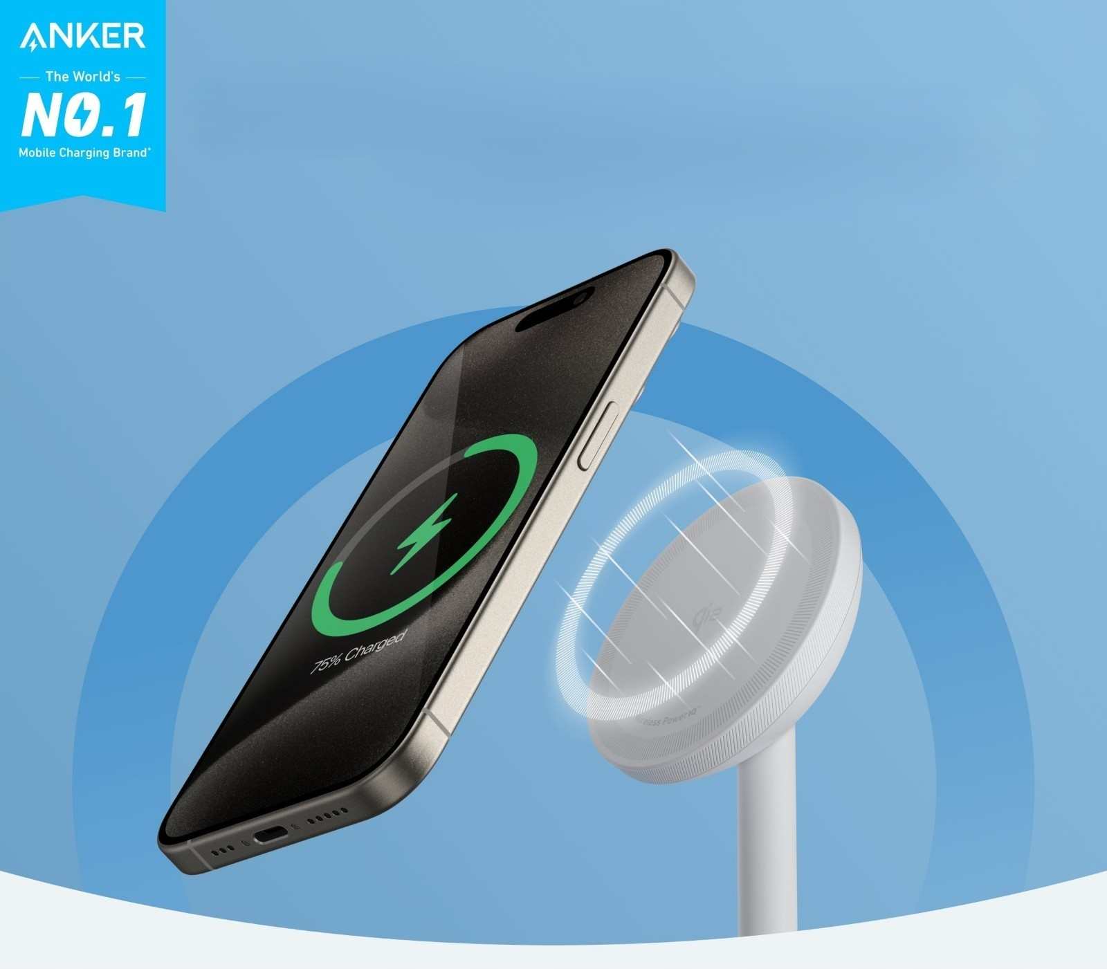 Un iPhone con fulmine di ricarica sullo schermo, in carica wireless con un pad di ricarica bianco. Lo sfondo è blu.