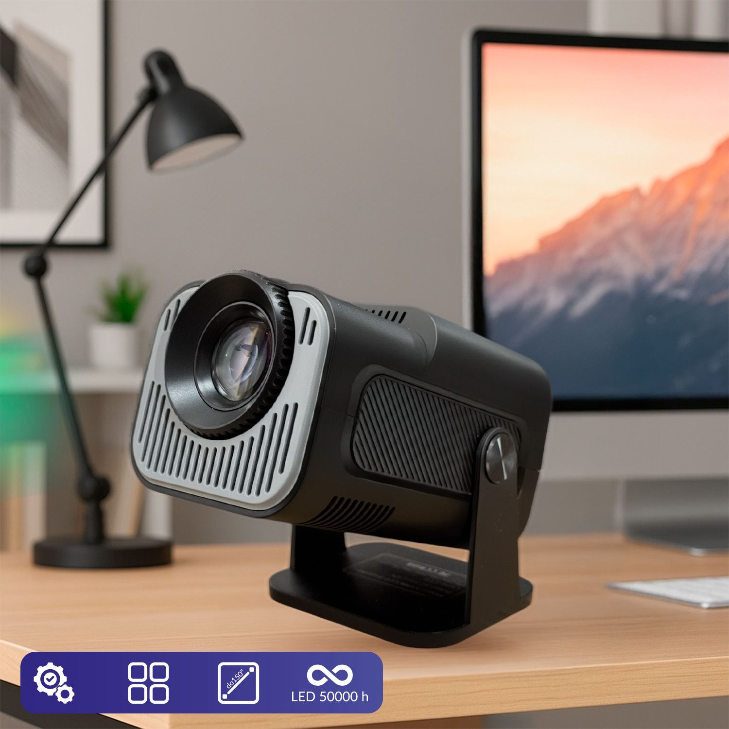 Czarny i srebrny projektor stoi na drewnianym biurku. Komputer, lampa i roślina w tle. Ikony na dole.