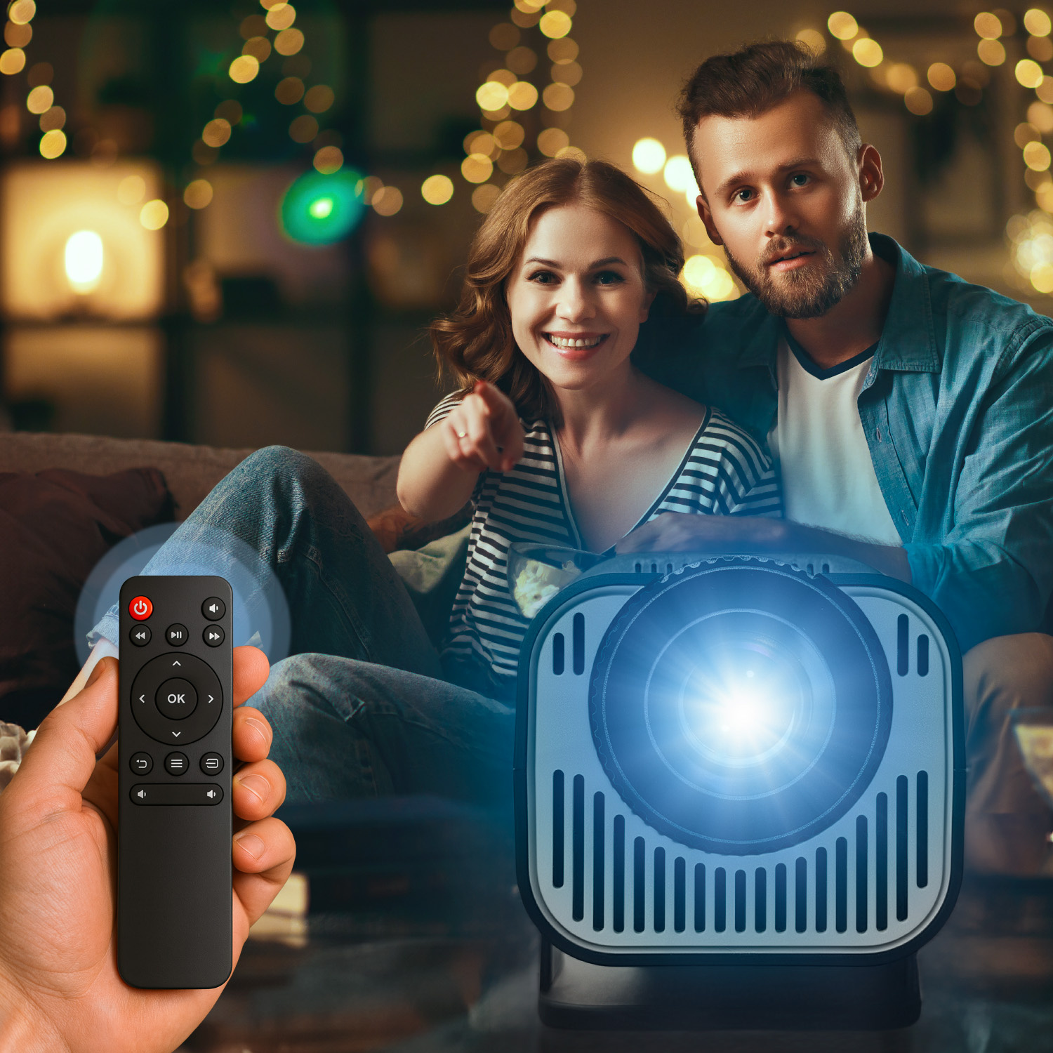 Para ogląda film z projektorem. Kobieta wskazuje, mężczyzna się uśmiecha. Pilot w pierwszym planie, projektor włączony, światła w tle.