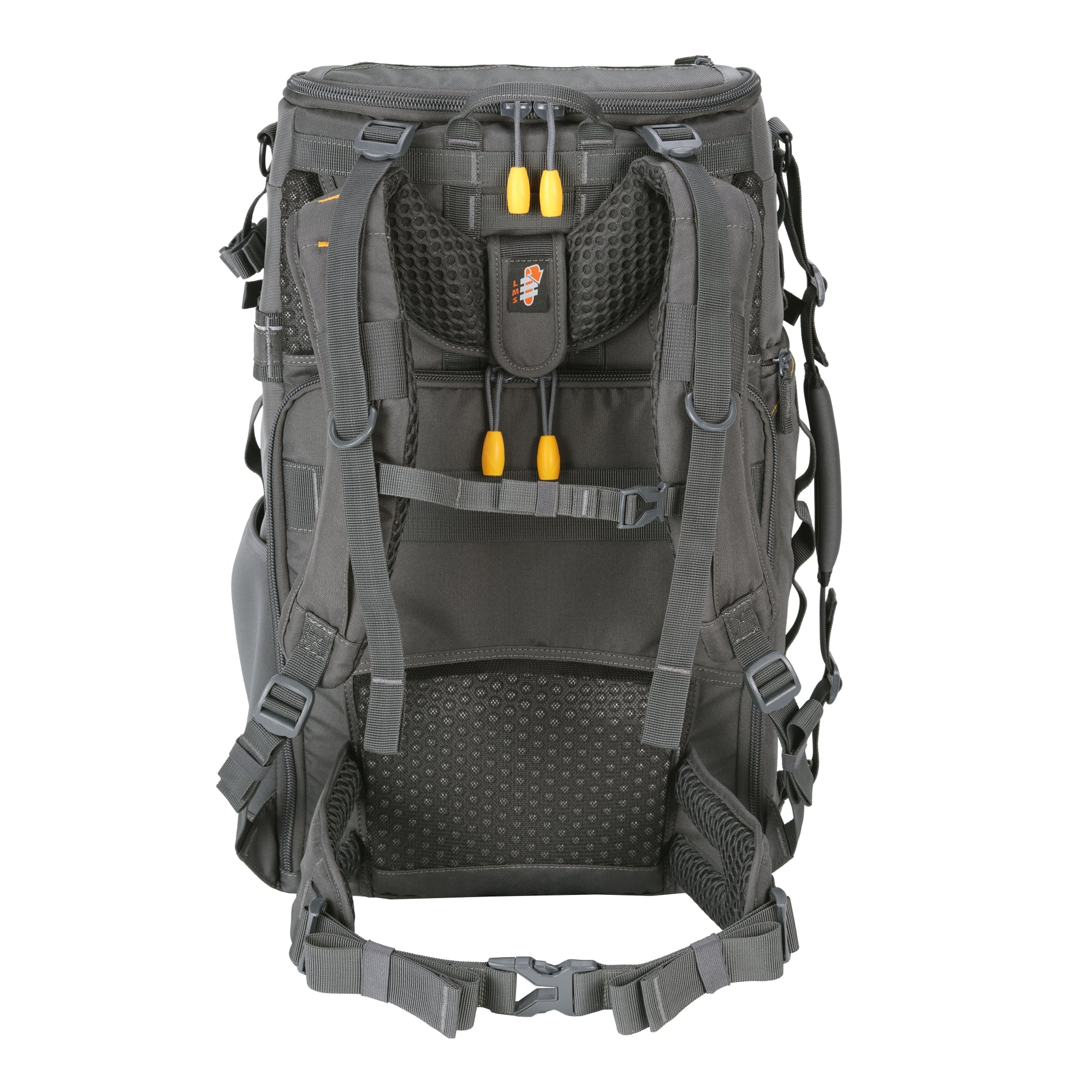 Una mochila gris con múltiples correas, detalles amarillos y malla negra. Tiene espalda acolchada.