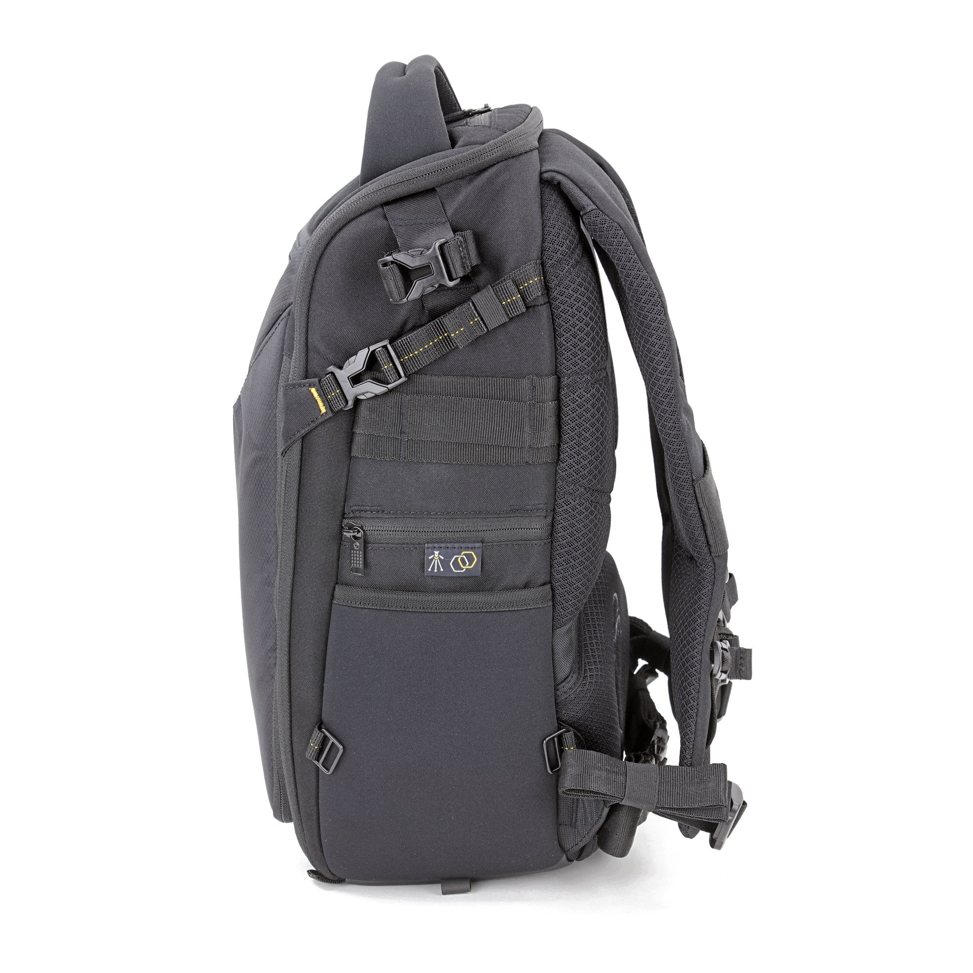 Ein schwarzer Rucksack auf weißem Hintergrund. Er hat Reißverschlüsse, Gurte und ein Netz-Rückenteil. Gelbe Akzente sind sichtbar.