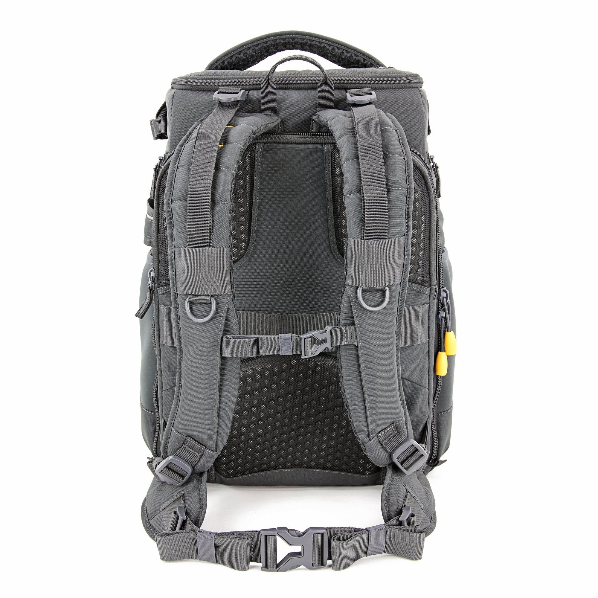 Ein grauer Rucksack mit mehreren Riemen und Schnallen ist vor einem weißen Hintergrund zentriert.