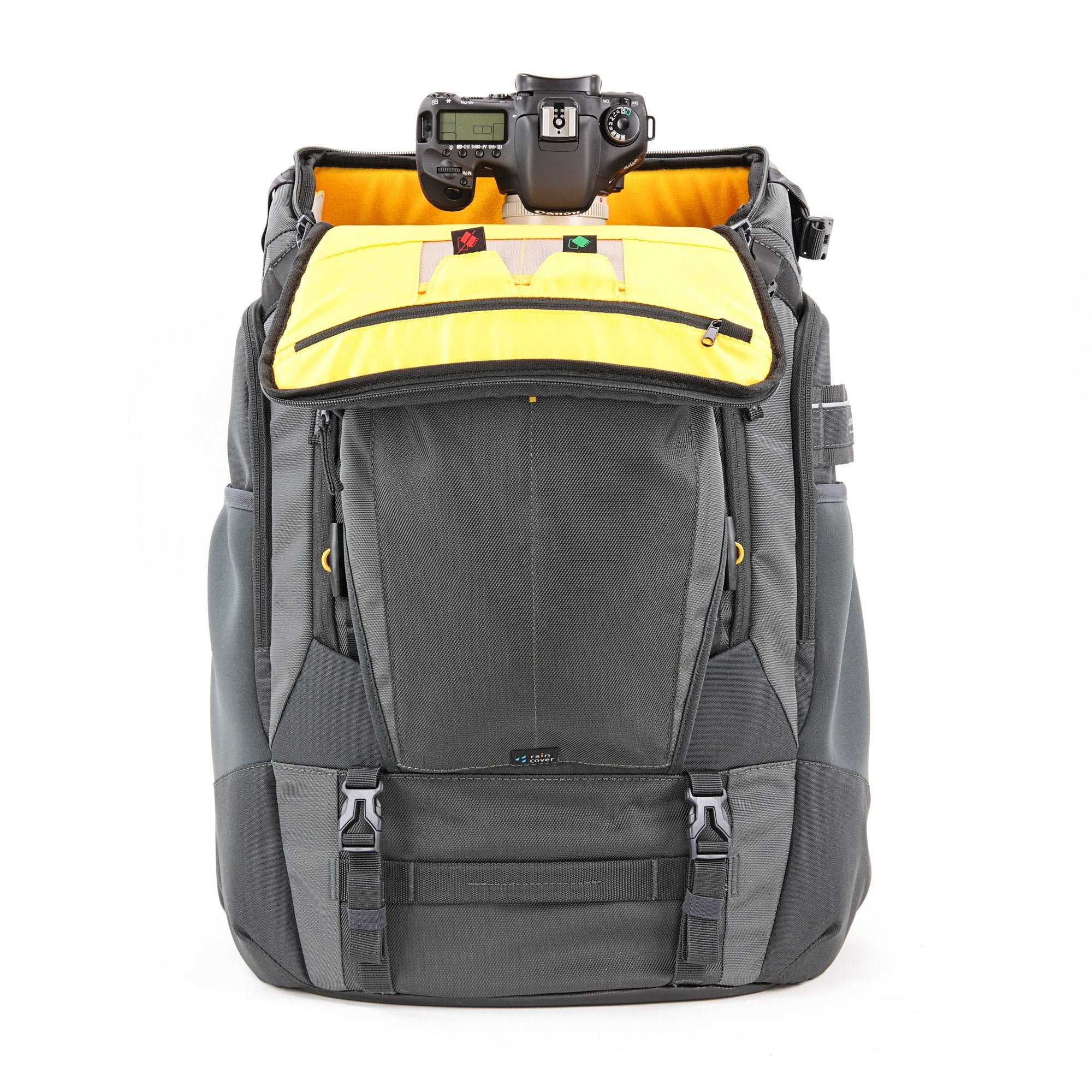 Grauer Kamerarucksack mit schwarzer Kamera oben. Gelbes Innere sichtbar. Riemen und Schnallen sind ebenfalls sichtbar.