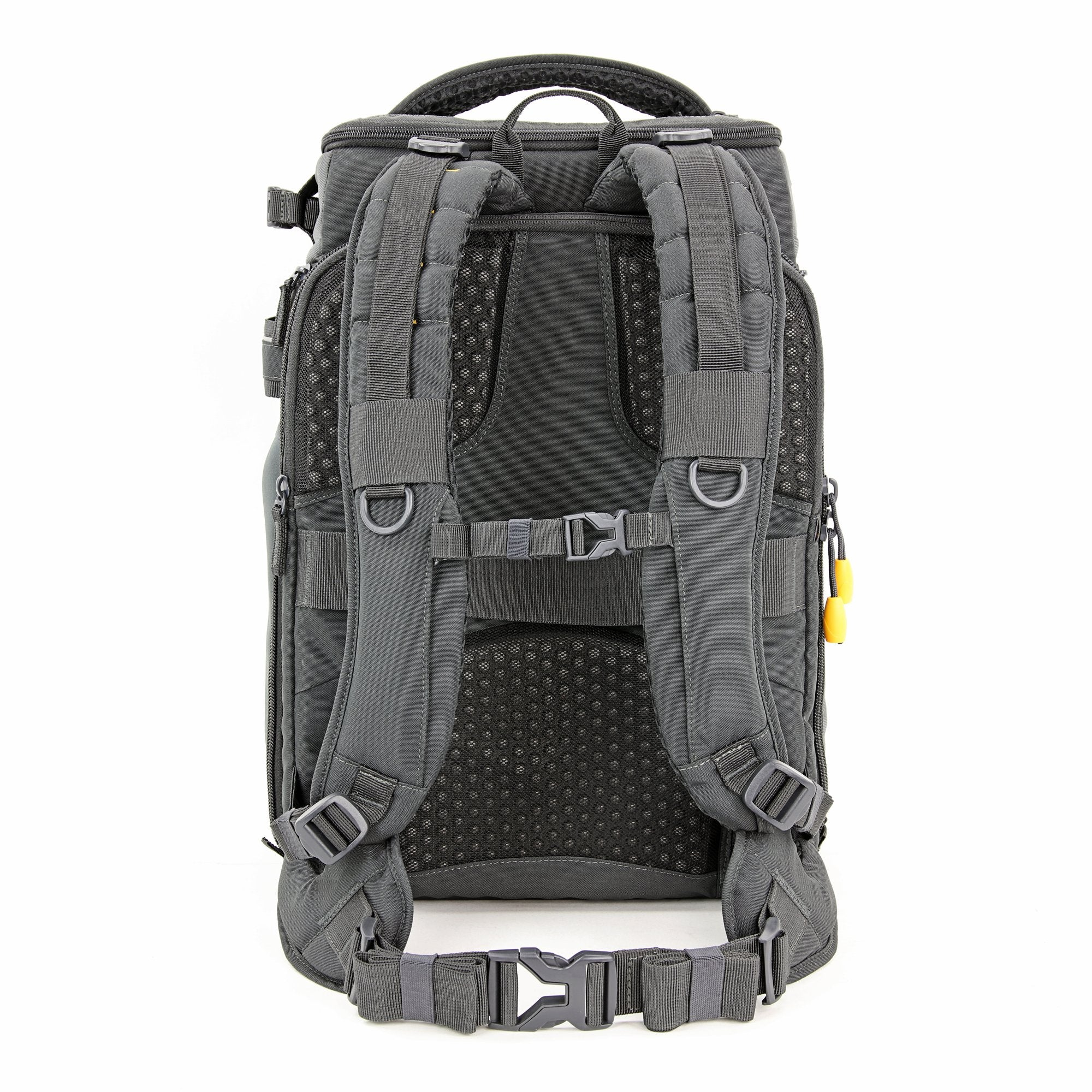 Ein grauer Rucksack mit Gurten und Schnallen, vor weißem Hintergrund. Merkmale sind ein Griff und mehrere Fächer.
