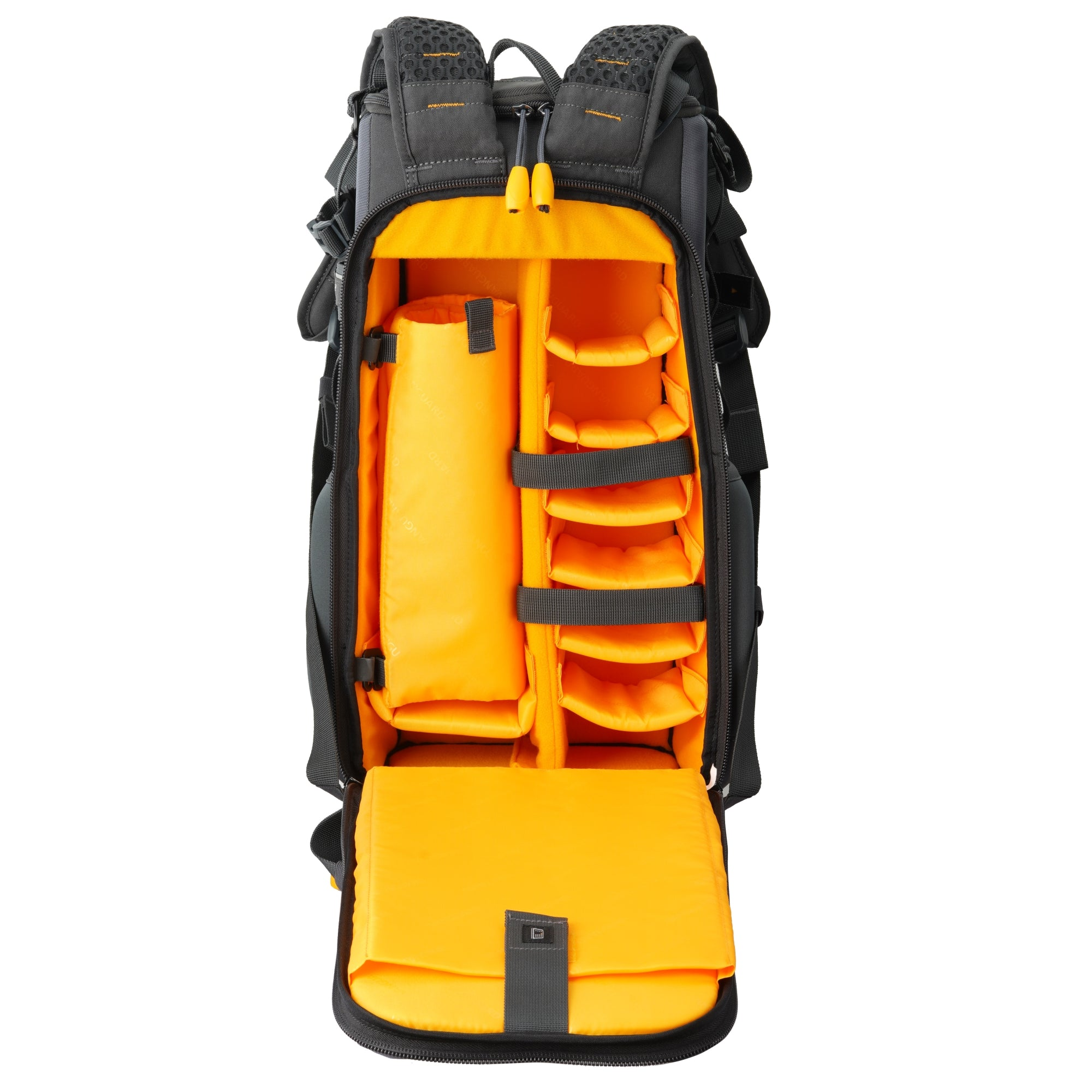 Offener schwarz-gelber Rucksack. Innenraum mit gelben Fächern und Polsterung. Schwarze Gurte und Reißverschlüsse sichtbar.