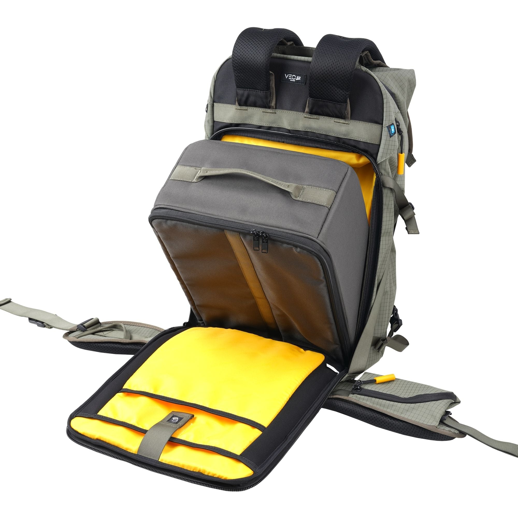 Offener Rucksack mit grauem und schwarzem Äußeren, gelbem Innenraum. Verfügt über mehrere Fächer und Gurte. Isoliert auf Weiß.