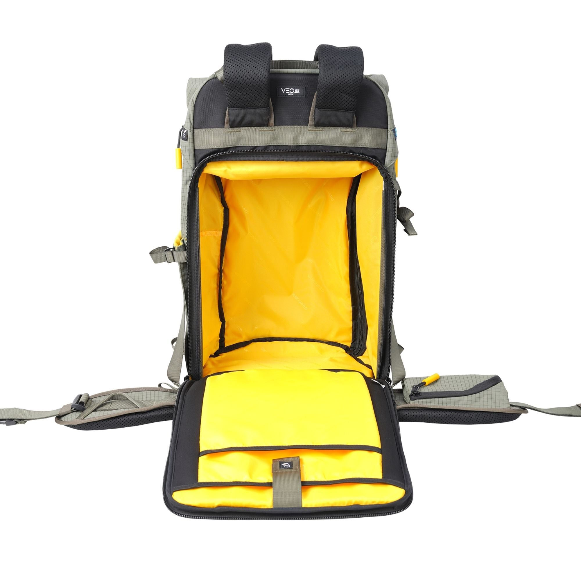 Offener Rucksack mit gelbem Innenraum. Schwarz, Grau und Gelb sind sichtbar. Riemen und mehrere Fächer sind zu sehen.