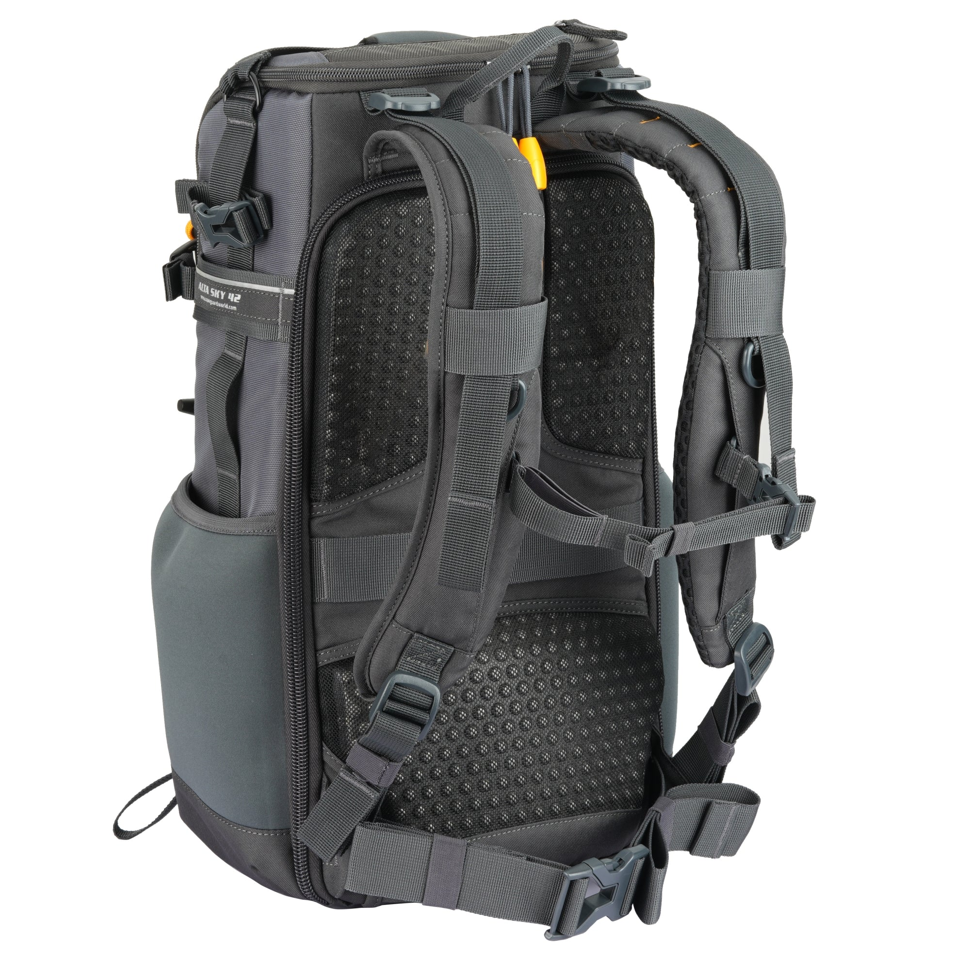 Ein grauer Rucksack mit mehreren Fächern, Riemen und Schnallen. Verfügt über eine Mesh-Rückseite und gepolsterte Schultergurte. Isoliert auf Weiß.
