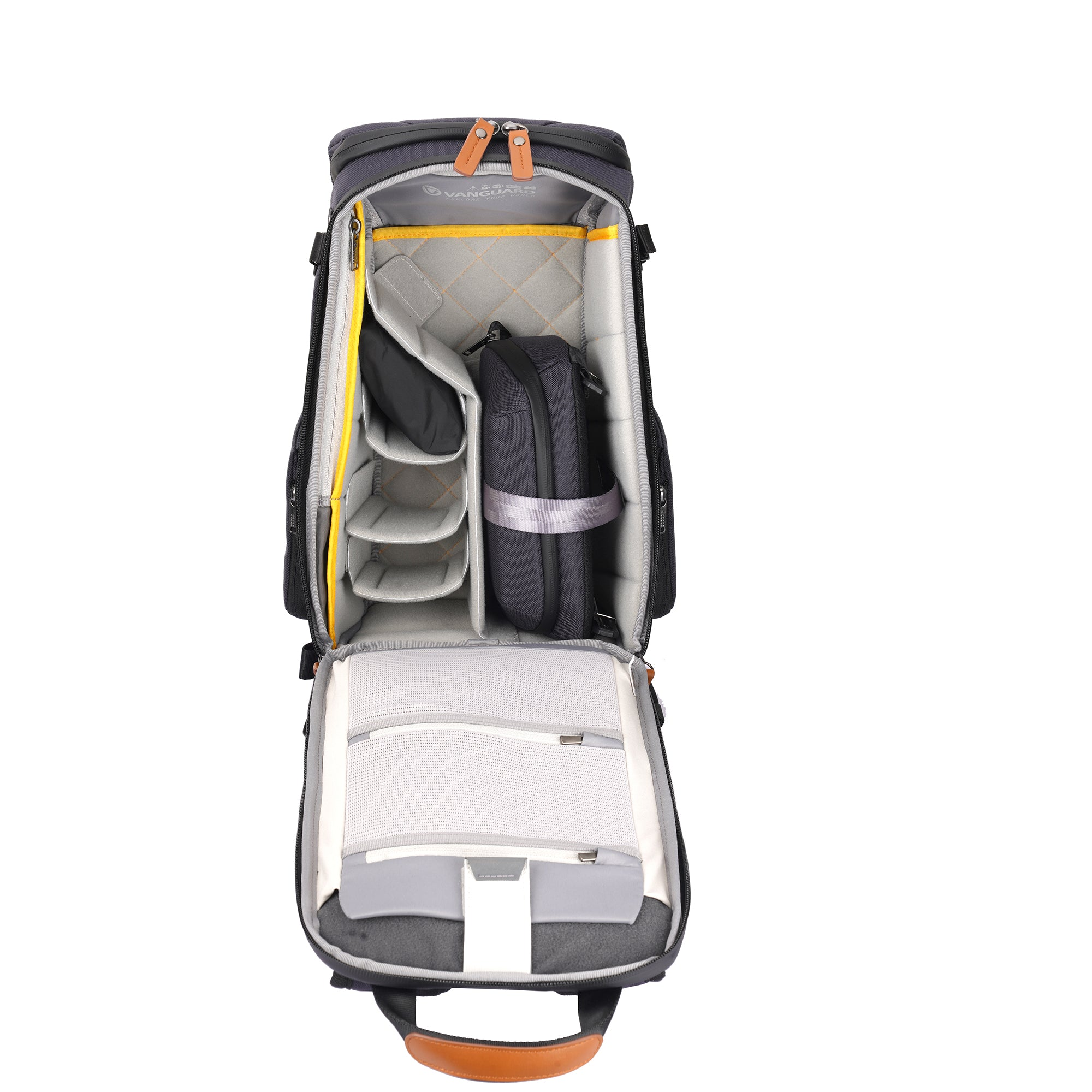 Offener schwarzer Vanguard-Kamera-Rucksack. Im Inneren befinden sich Fächer für Ausrüstung. Reißverschlüsse, graue und gelbe Akzente und ein brauner Ledergriff.