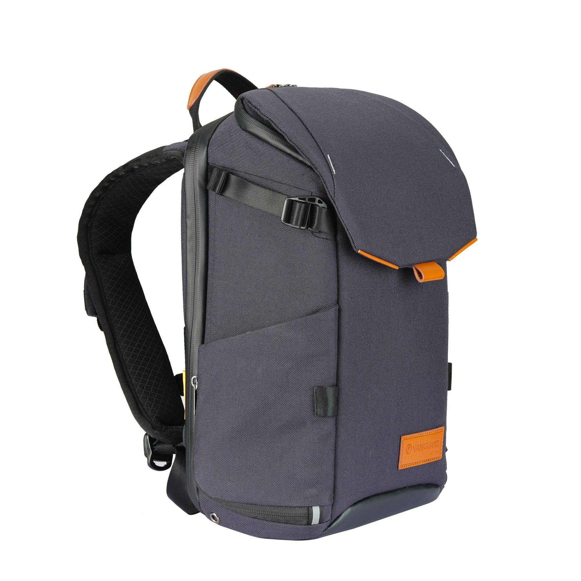 Ein dunkelgrauer Rucksack mit braunen Lederakzenten und einem Vanguard-Logo. Er hat einen Klappverschluss und Schultergurte.