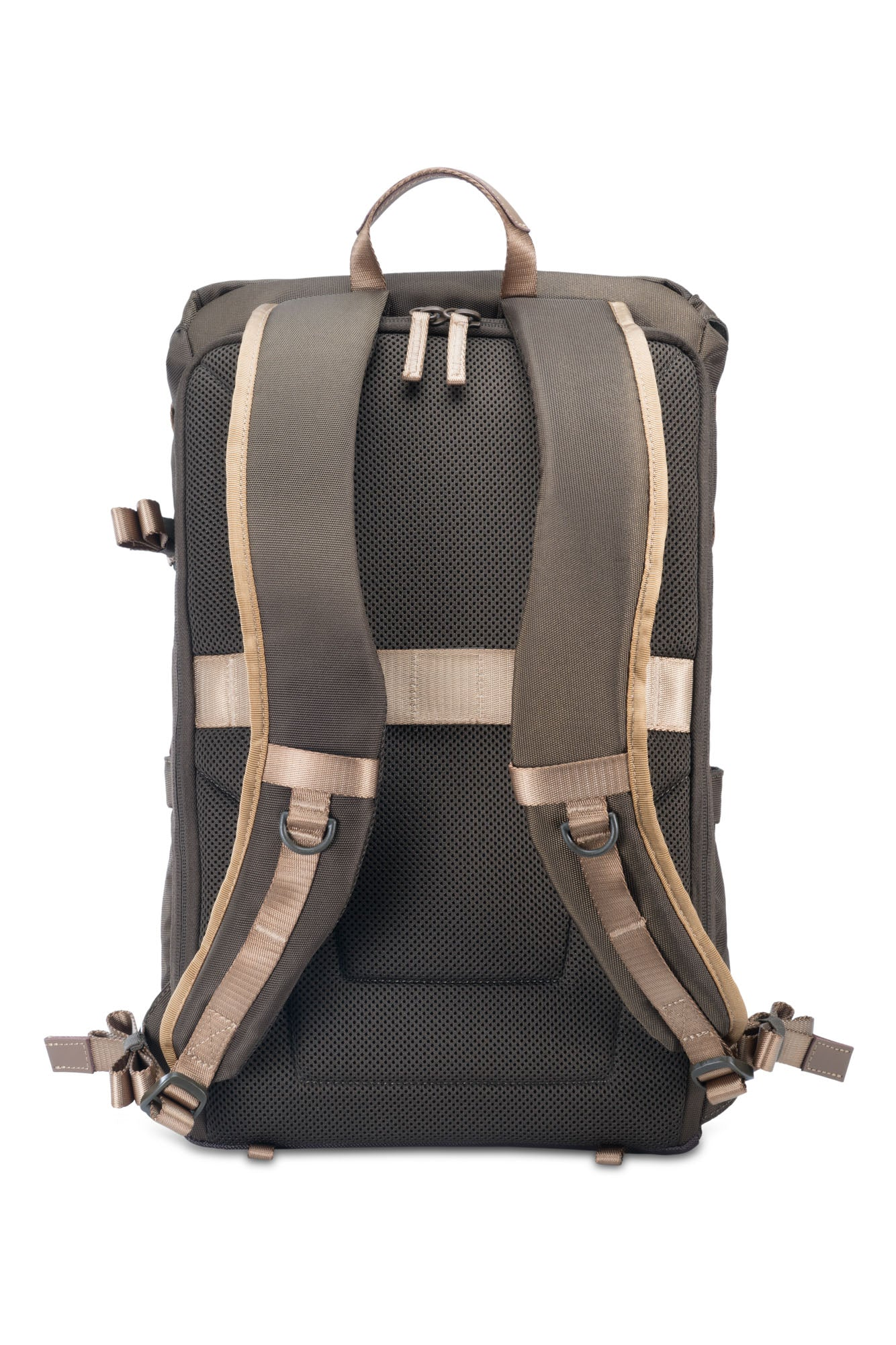 Mochila gris oscuro con correas beige, asa y cremalleras. Panel trasero de malla. Hebillas y correas visibles. Aislada sobre fondo blanco.