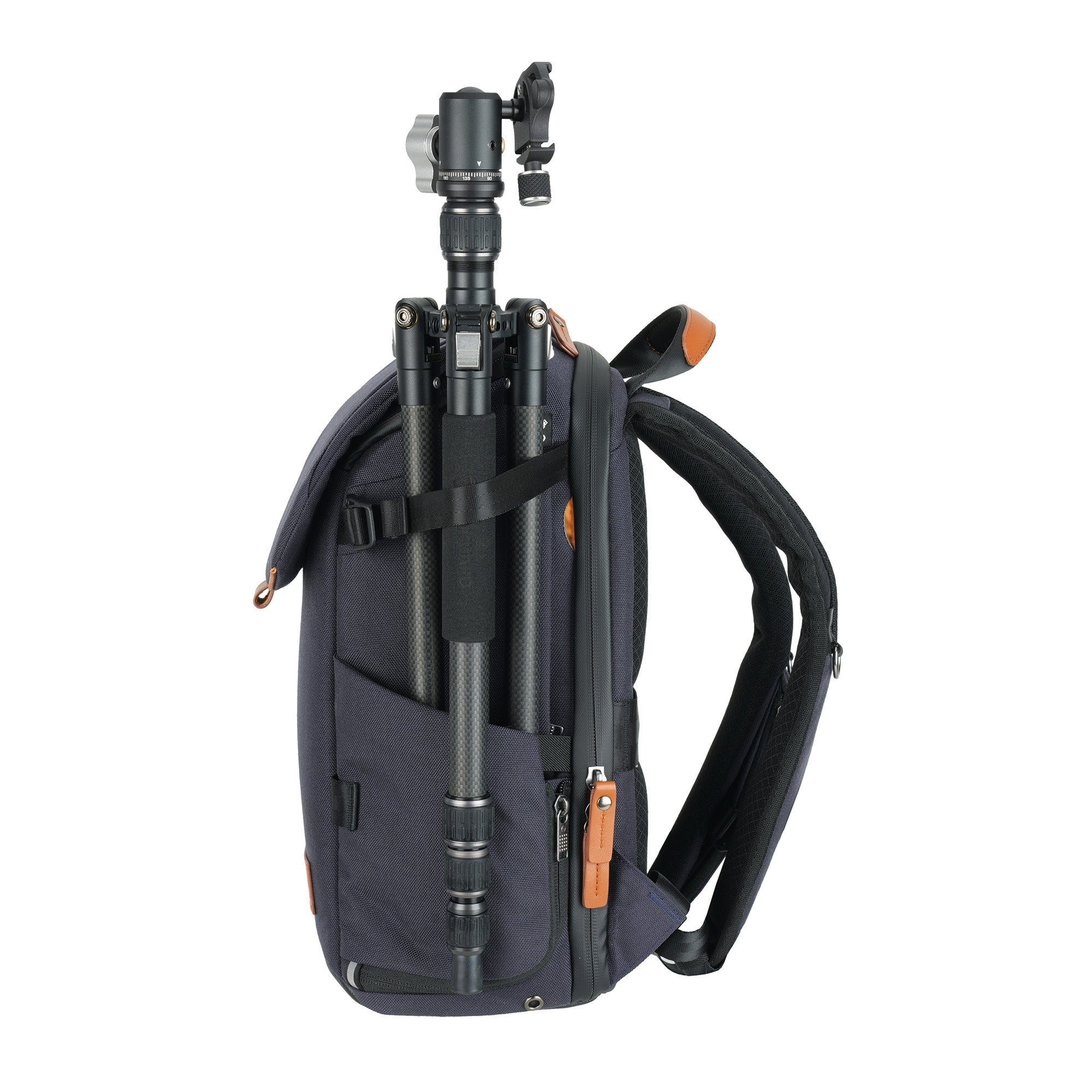 Ein dunkelblauer Rucksack mit einem Stativ. Das Stativ ist schwarz und grau. Der Hintergrund ist weiß.