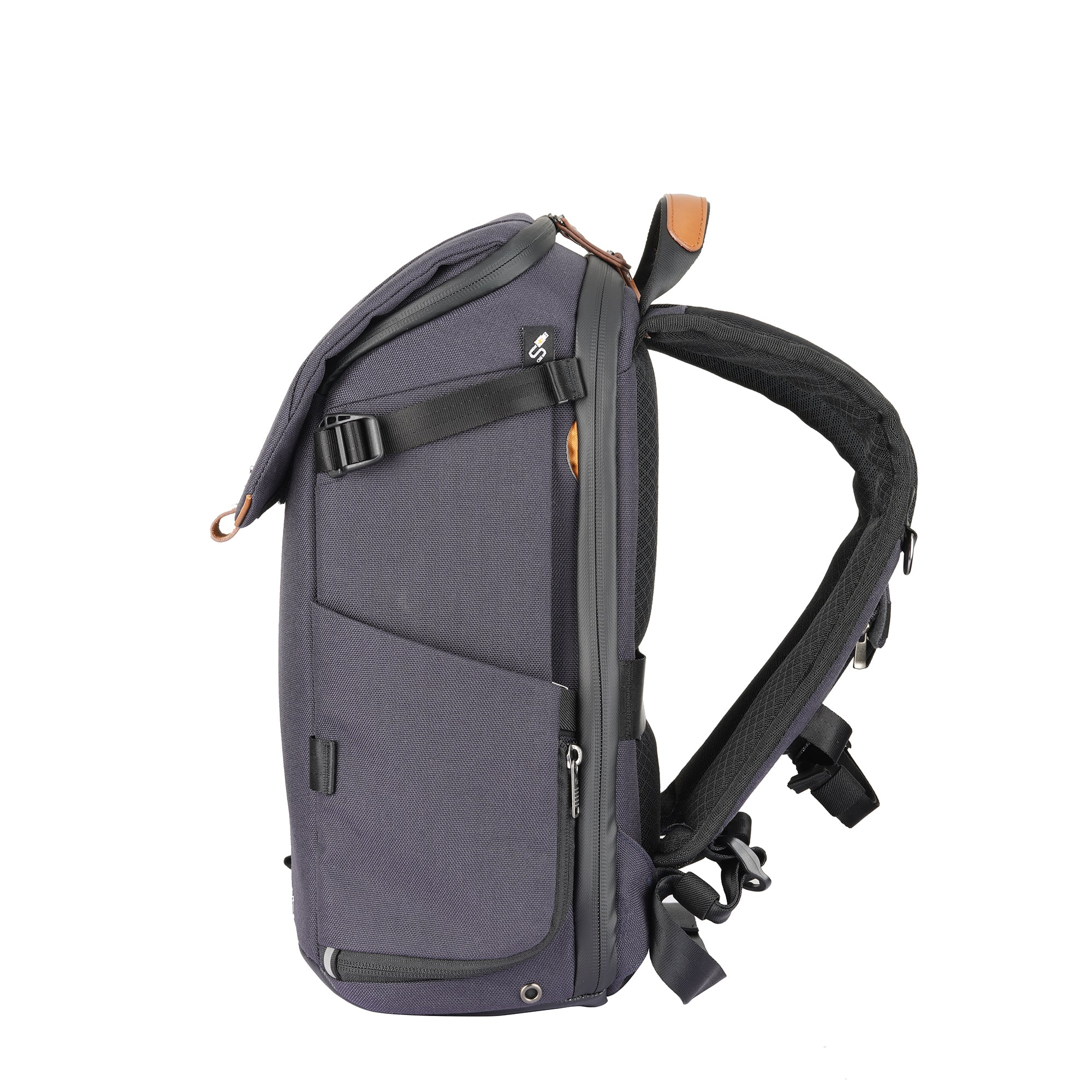 Ein grauer Rucksack mit schwarzen Trägern und braunen Lederakzenten wird vor weißem Hintergrund gezeigt.