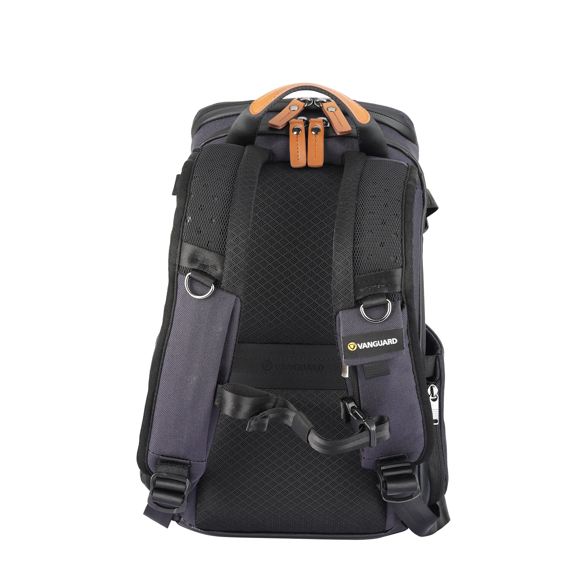 Dunkelblauer und schwarzer Rucksack mit braunem Ledergriff. Vanguard-Logo. Weißer Hintergrund.