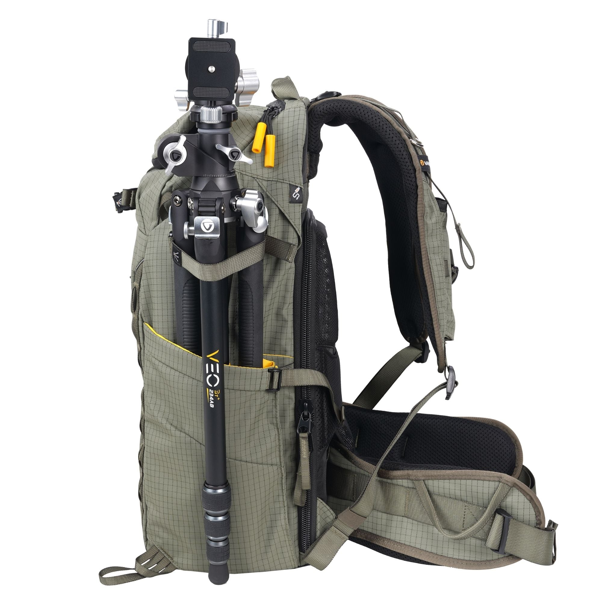 Ein grüner Rucksack mit einem Stativ. Das Stativ ist schwarz und silber. Der Rucksack hat gelbe Akzente.