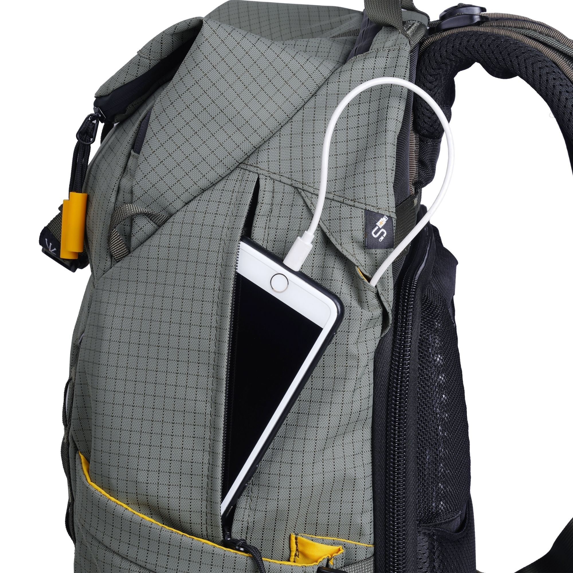 Grauer Rucksack mit Telefon in der Tasche, weißem Ladegerät. Gelbe Akzente und schwarze Mesh-Details. Isoliert auf Weiß.