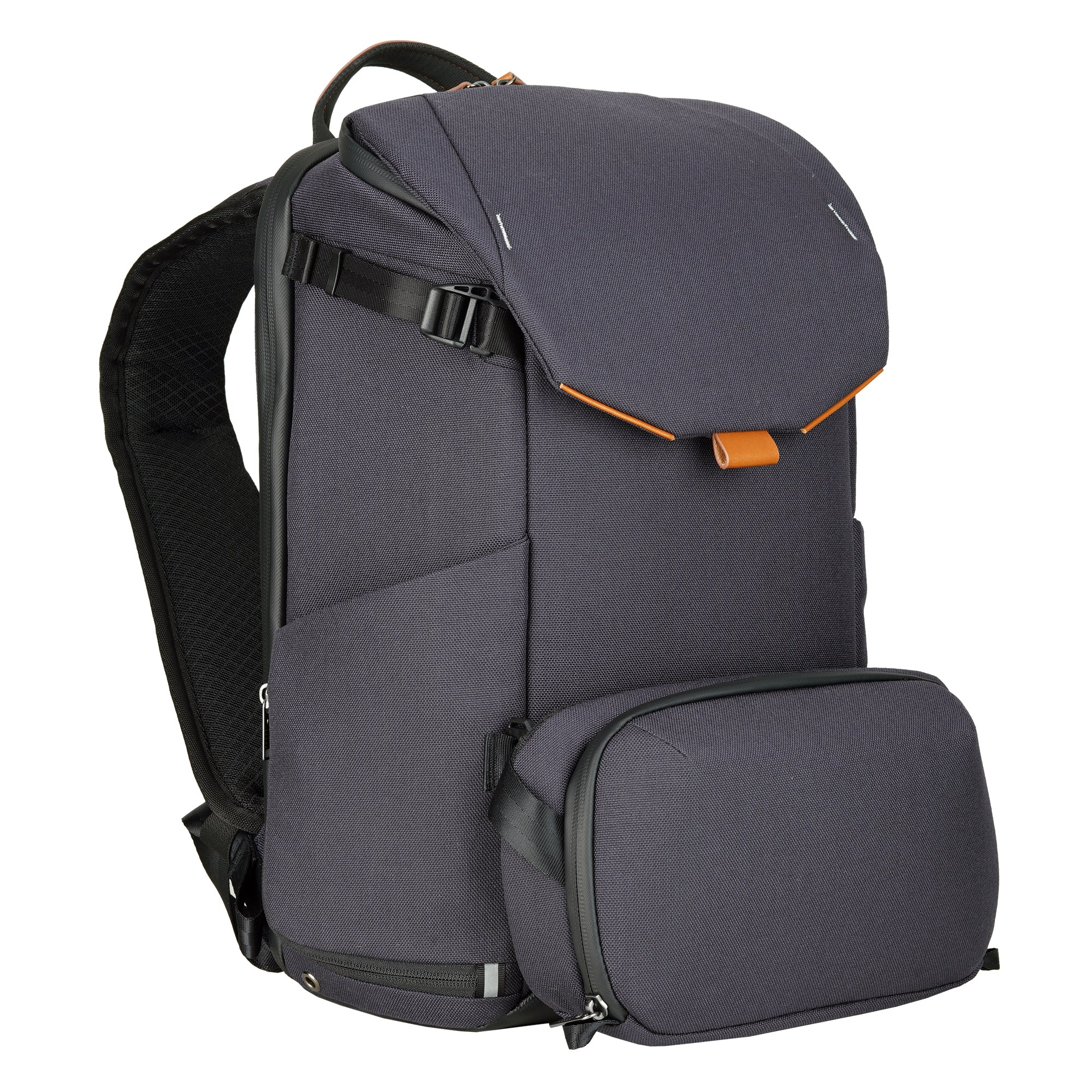 Dunkelgrauer Rucksack mit schwarzen Trägern, braunen Lederakzenten und einer Vordertasche. Isoliert auf weißem Hintergrund.