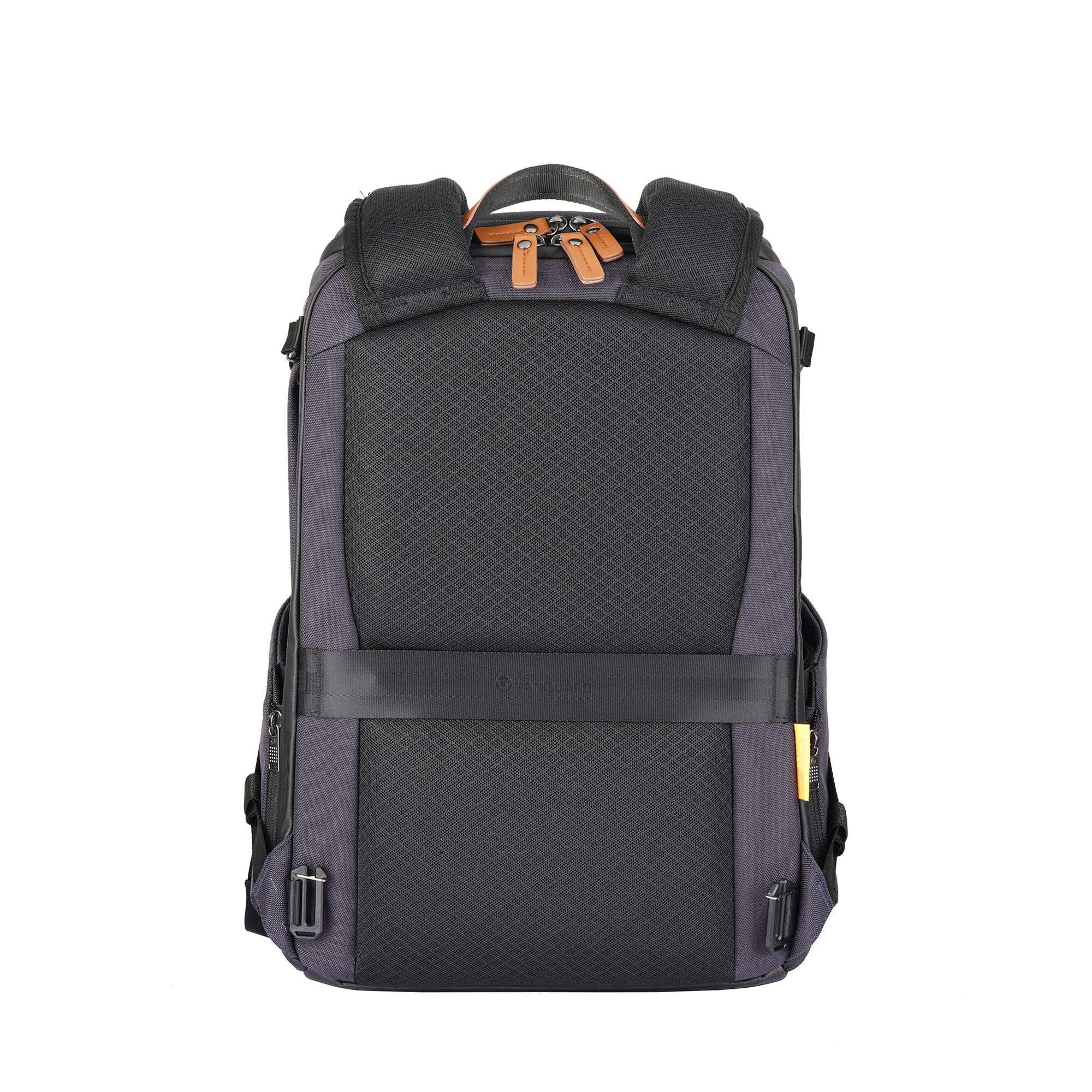 Ein grauer und schwarzer Rucksack mit Rautenmuster. Er hat einen Griff, Träger und mehrere Fächer.