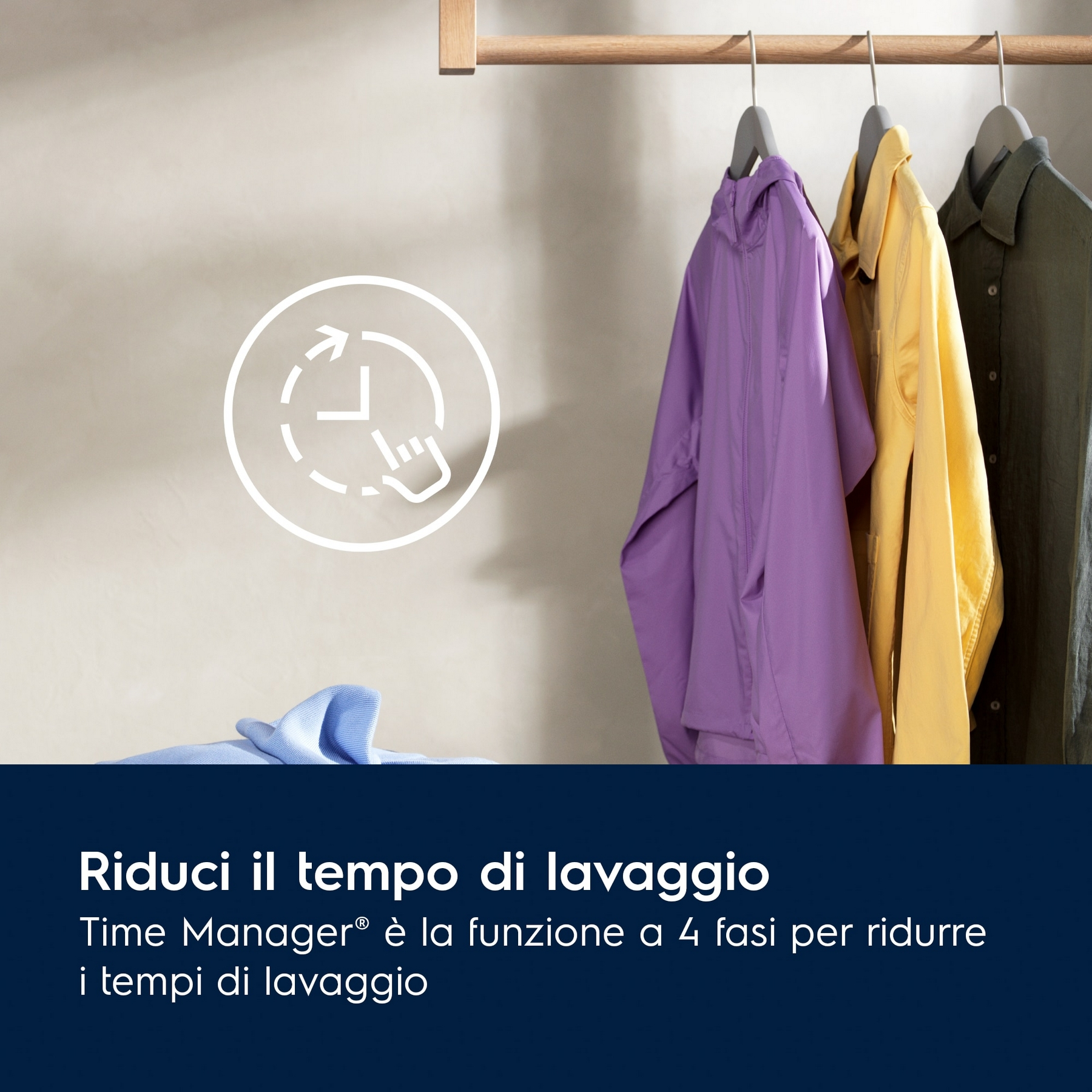 Tre giacche appese a un'asta di legno. Sono visibili una giacca viola, gialla e verde. Un'icona dell'orologio sullo sfondo.