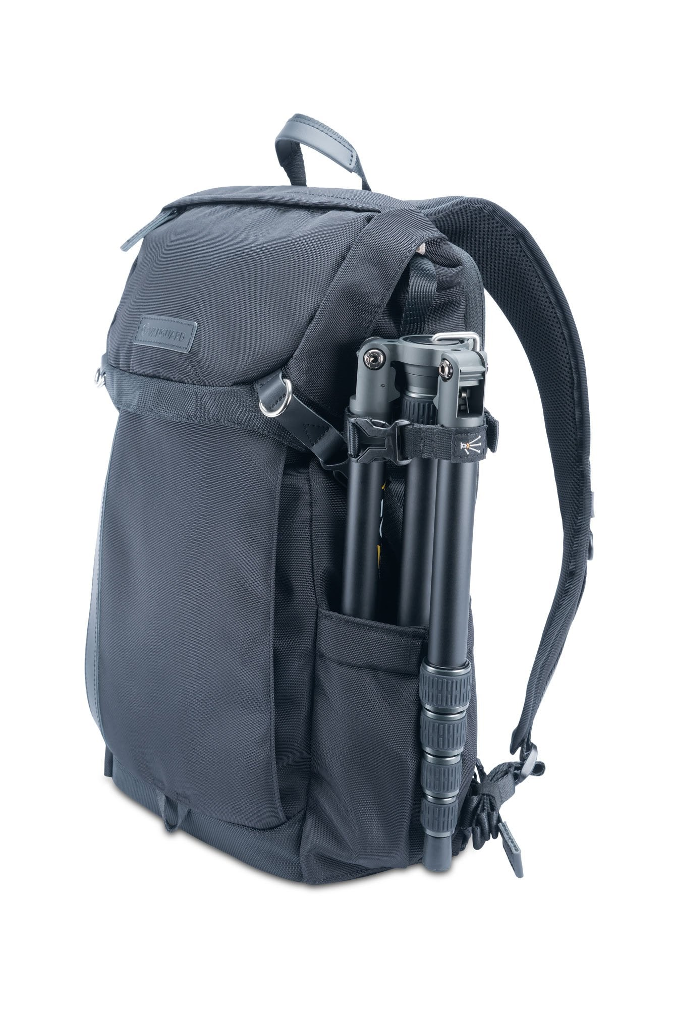 Ein schwarzer Rucksack mit einem Stativ. Der Rucksack befindet sich auf weißem Hintergrund.