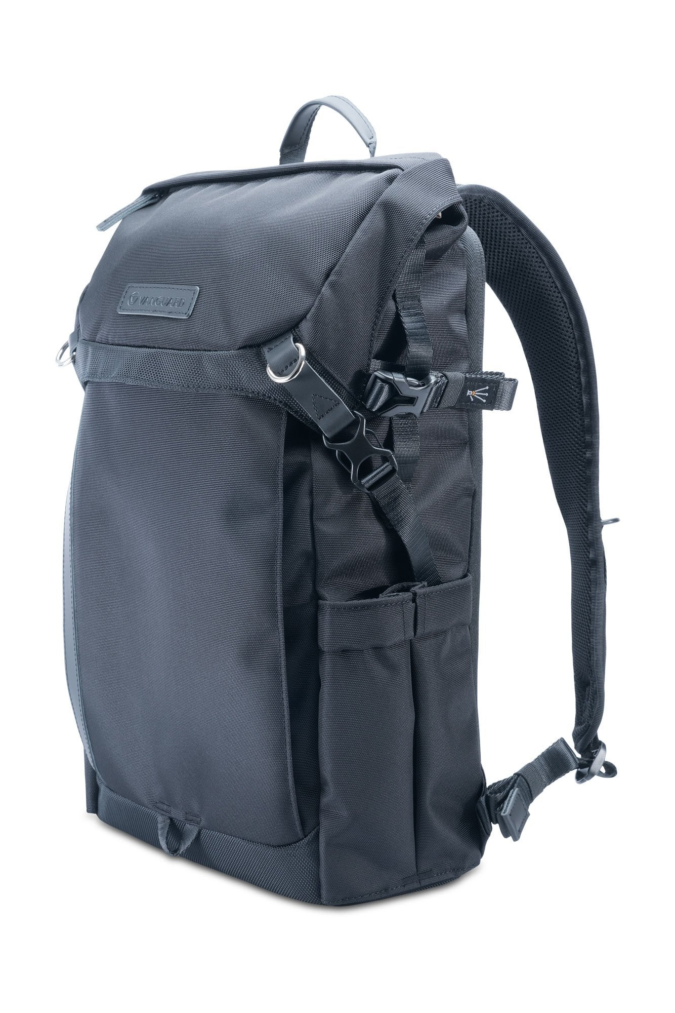 Ein schwarzer Rucksack mit mehreren Fächern, Gurten und Schnallen. Er hat einen Griff oben und gepolsterte Schultergurte. Weißer Hintergrund.