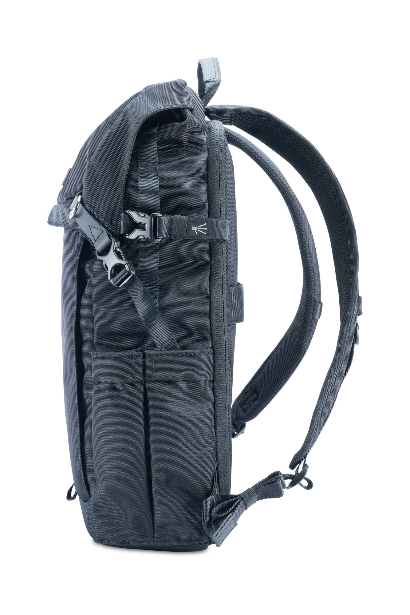 Ein schwarzer Rucksack auf weißem Hintergrund. Er hat verstellbare Träger, mehrere Taschen und einen Klappverschluss.