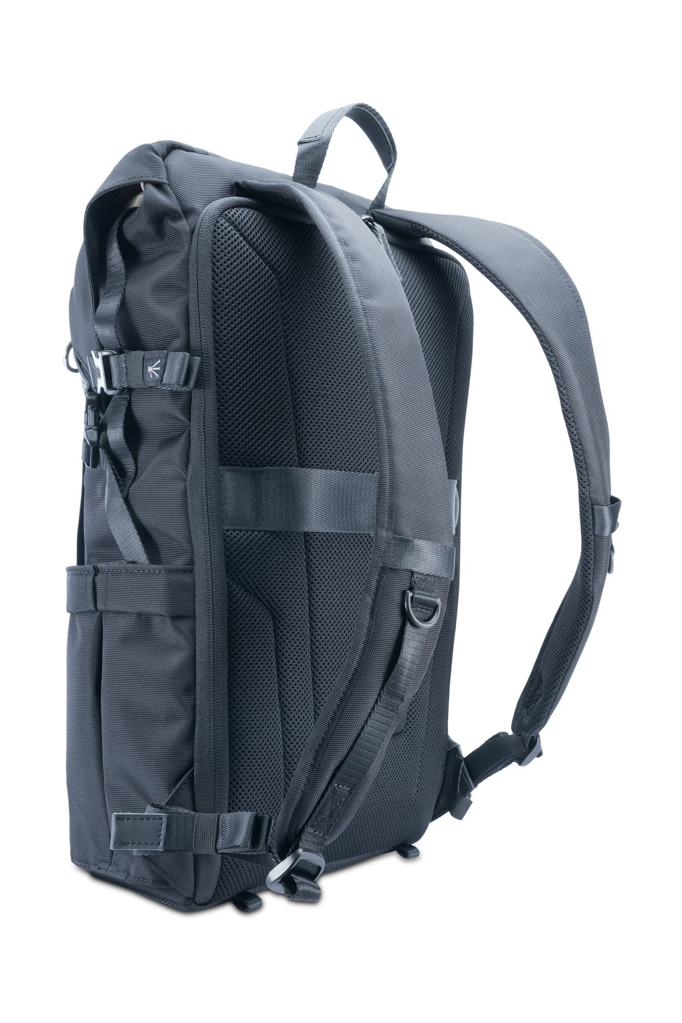 Ein dunkelgrauer Rucksack mit mehreren Riemen, Schnallen und einem oberen Griff, vor weißem Hintergrund. Die Rückseite ist aus Mesh.