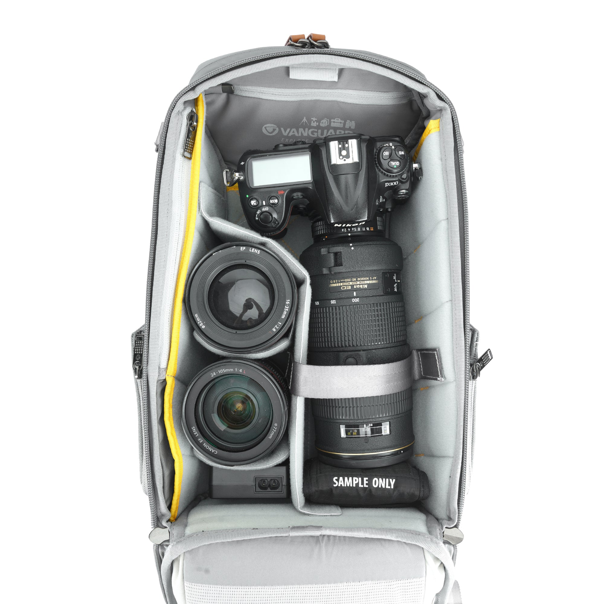 Offene Kameratasche mit Kamera und Objektiven. Graue Tasche mit gelben Akzenten. Eine Nikon D300 Kamera und mehrere Objektive sind sichtbar.