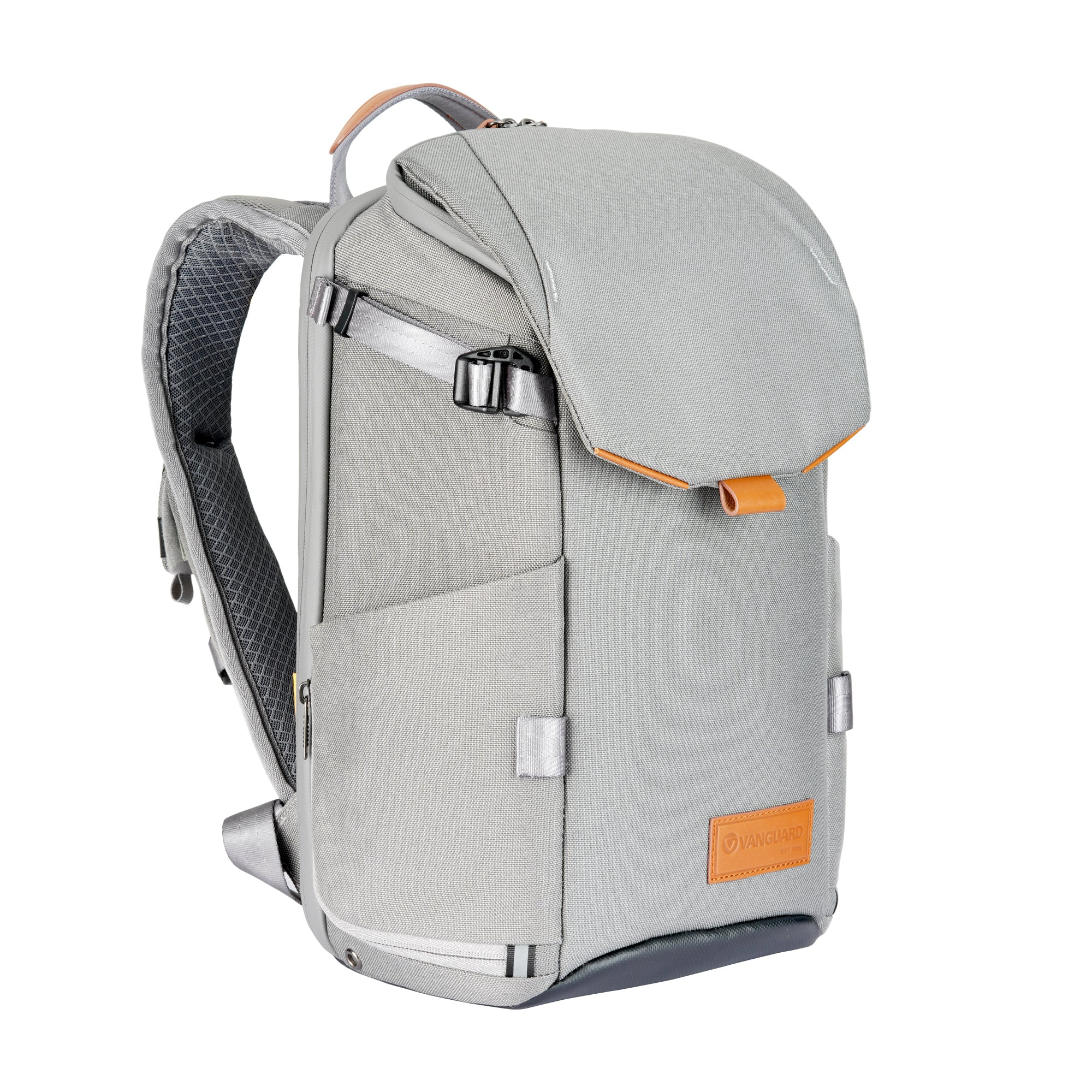 Ein grauer Rucksack mit Klappverschluss, braunen Lederakzenten und dem Vanguard-Logo.
