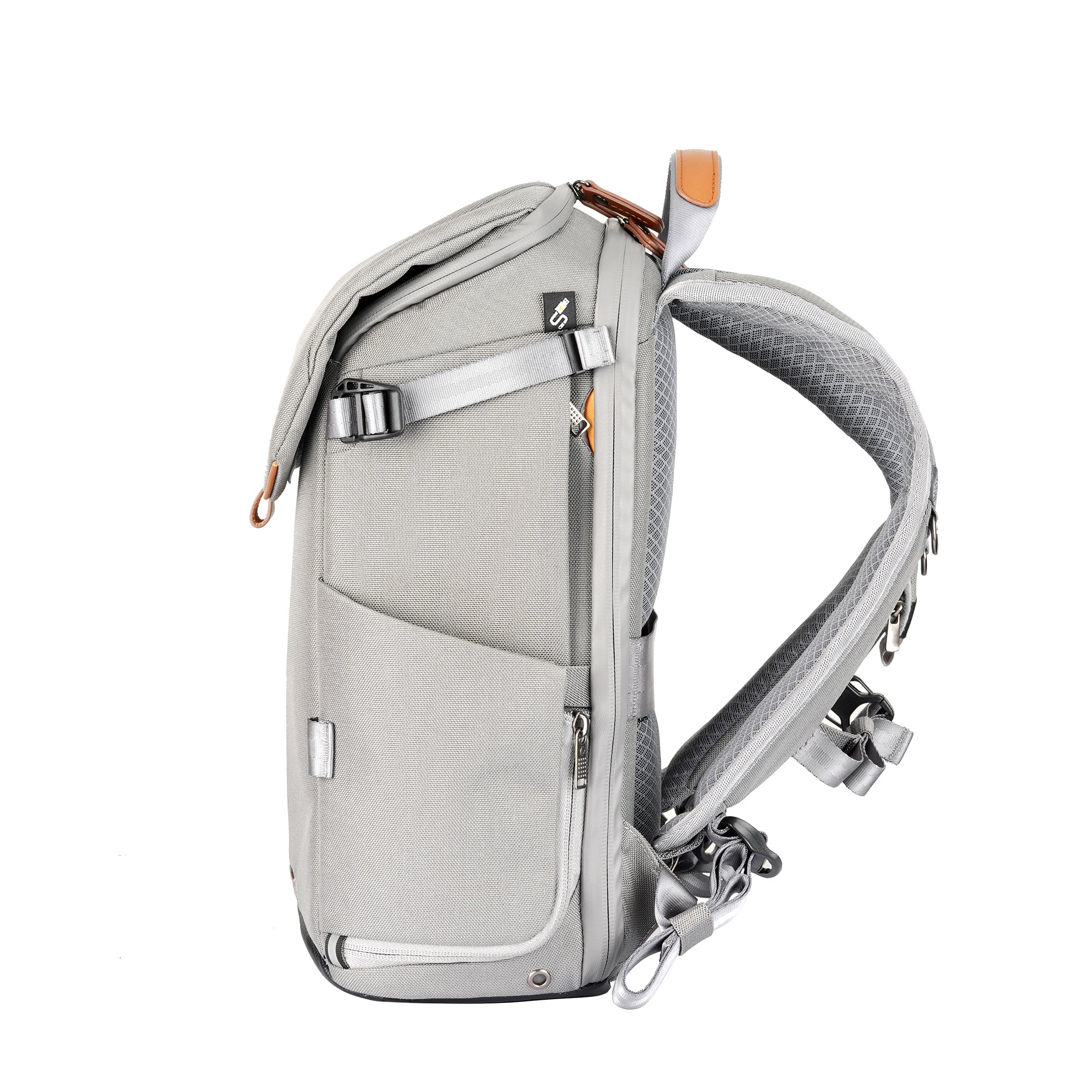 Ein grauer Rucksack mit Ledergriff. Er hat mehrere Taschen, Gurte und einen Reißverschluss. Der Hintergrund ist weiß.