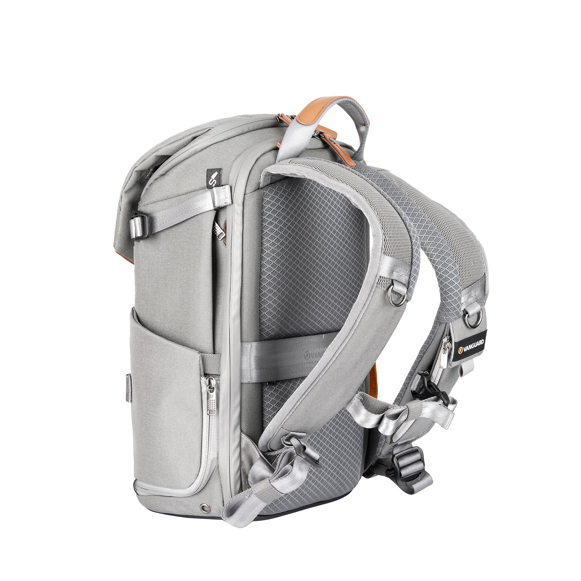 Grauer Kamerarucksack mit braunem Ledergriff. Er hat mehrere Fächer, Gurte und ein Vanguard-Logo.