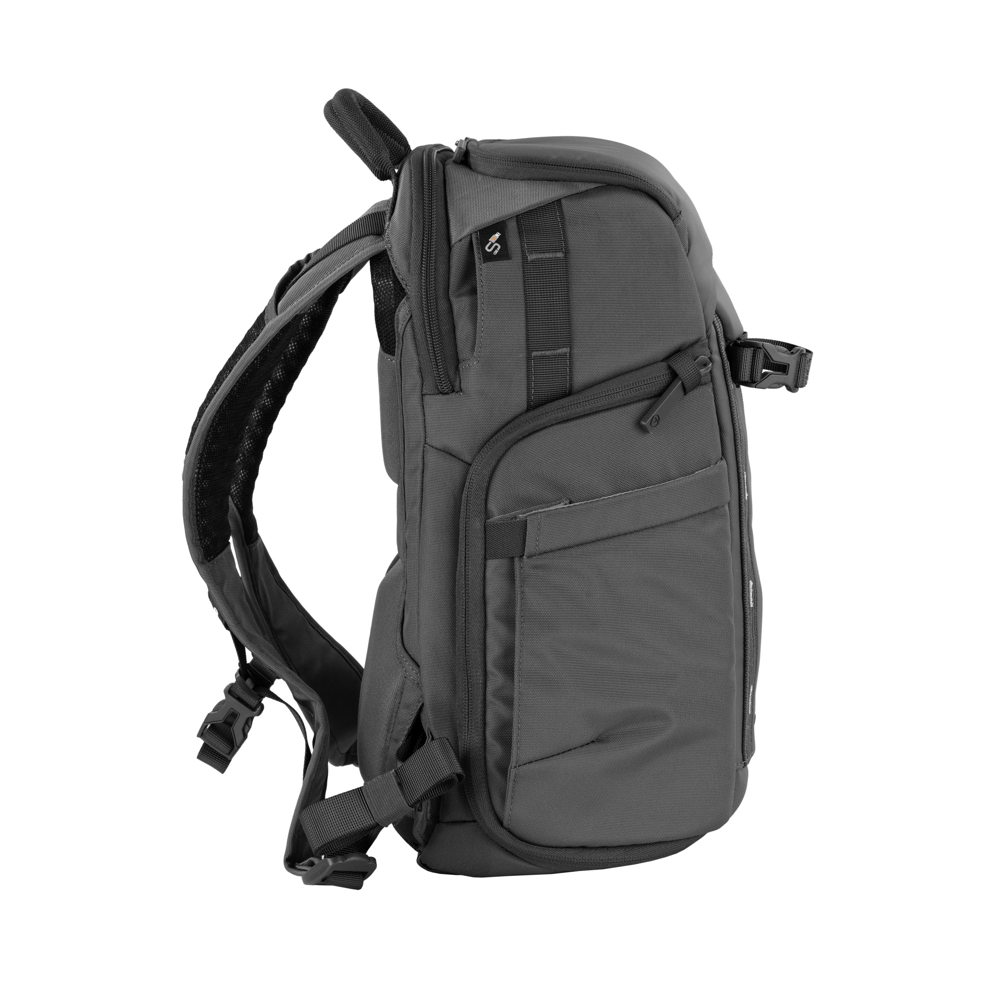 Una mochila gris con múltiples compartimentos y correas, sobre un fondo blanco.