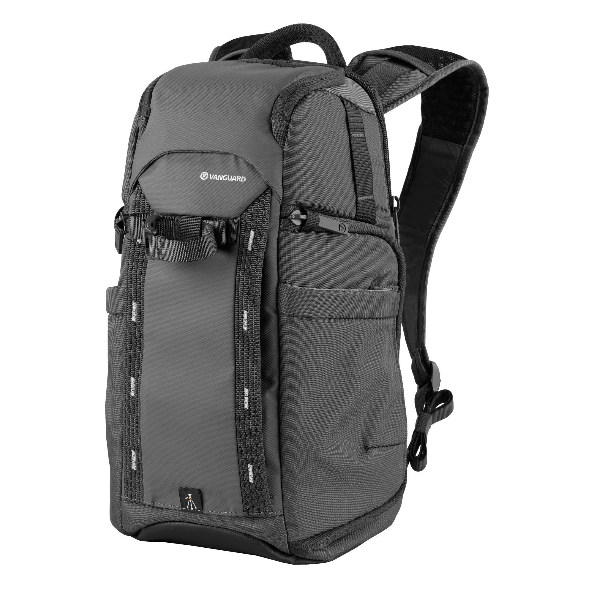 Una mochila gris para cámara Vanguard con múltiples compartimentos, correas y un asa, aislada sobre fondo blanco.