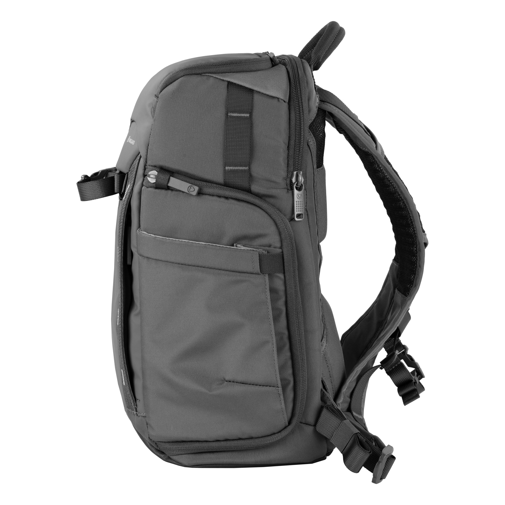 Mochila gris sobre fondo blanco. Incluye múltiples bolsillos, cremalleras y correas ajustables para mayor comodidad.