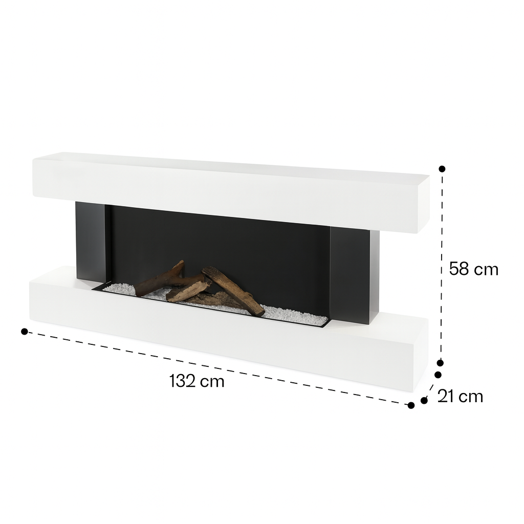 Una chimenea blanca moderna con interior negro. Tiene troncos de madera y guijarros blancos en el interior. Se indican las dimensiones.