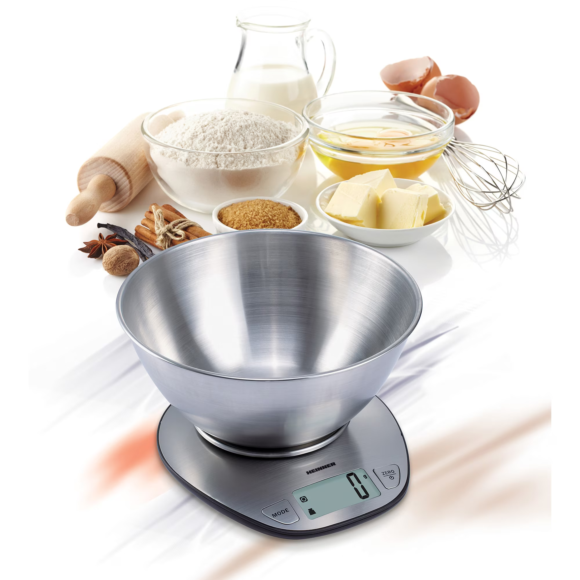 Bak ingrediënten en een weegschaal. Bevat bloem, eieren, boter, suiker, kruiden, melk en een deegroller. Witte achtergrond.