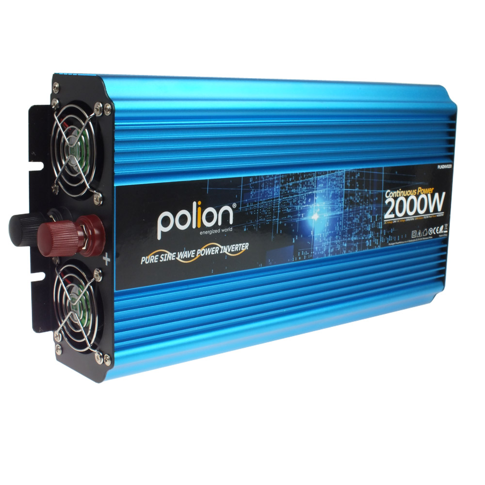 Niebieski falownik Polion 2000W. Posiada wentylatory, zaciski i czarną etykietę z białym tekstem. Na białym tle.