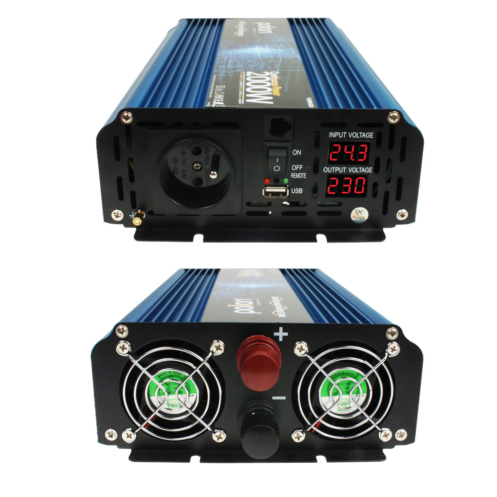 Niebieski falownik z cyfrowymi wyświetlaczami pokazującymi napięcie. Ma otwory wentylacyjne, port USB i gniazdo zasilania.