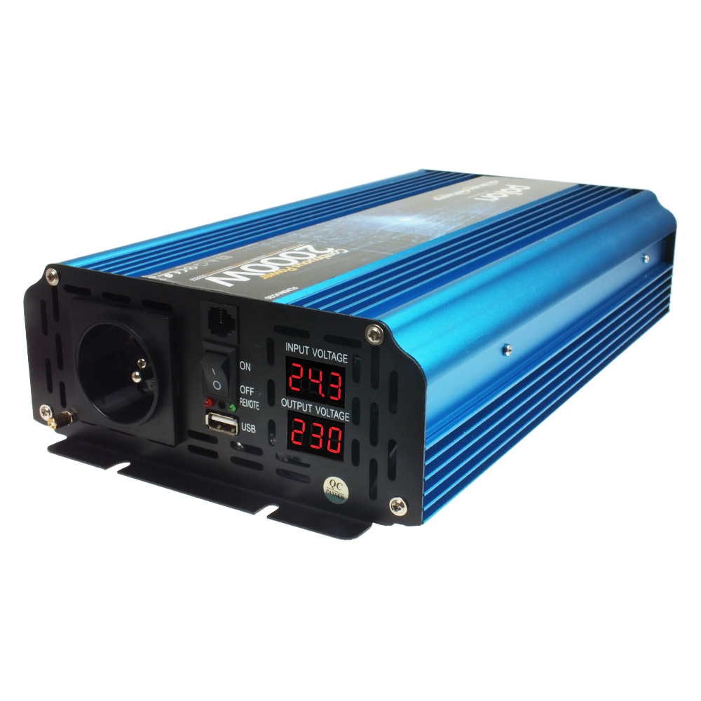 Niebieski falownik z cyfrowymi wyświetlaczami pokazującymi napięcia wejściowe/wyjściowe. Posiada gniazdo, port USB i przełącznik.