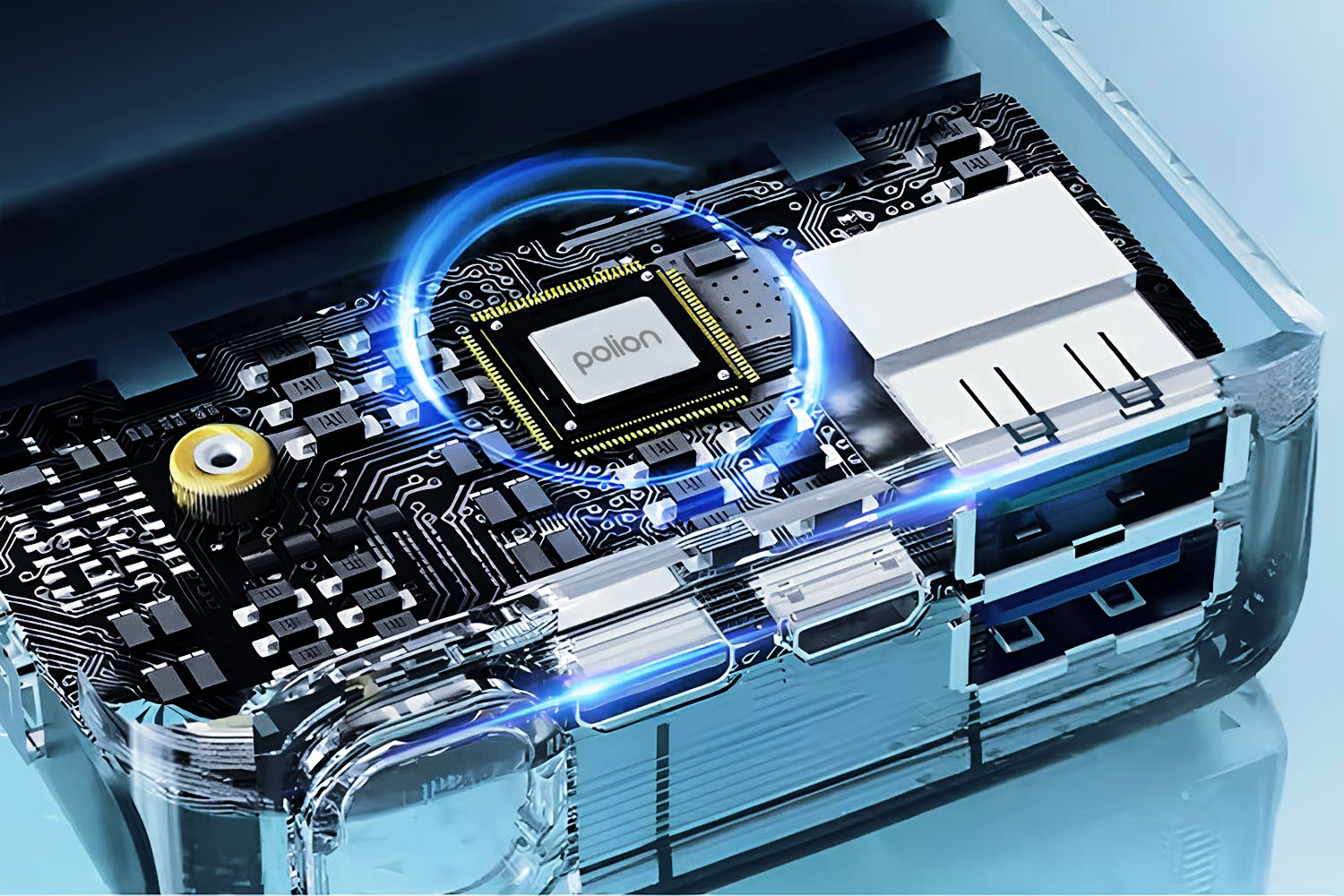 Zbliżenie płytki drukowanej w przezroczystej plastikowej obudowie. Niebieski pierścień otacza chip o nazwie 'polion'.