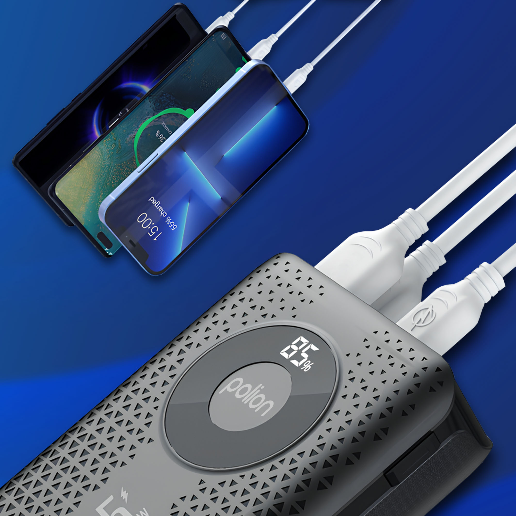 Trzy smartfony ładują się z power banku. Wyświetlacz pokazuje stan ładowania. Białe kable łączą urządzenia. Niebieskie tło.